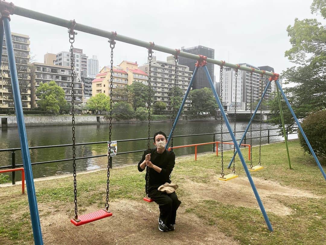 有吉弘行さんのインスタグラム写真 有吉弘行instagram おばショット ブランコなんて高等学校以来だわ 久々過ぎて気分はジェットコースター 鎖をギュッと掴んで離さない 有吉おばさんは怖がりです 4月23日 時24分 Ariyoshihiroiki