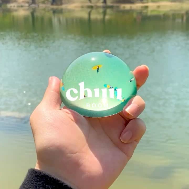 Chuuのインスタグラム：「CHUU ROOM☘️  Made By chuu 다시 오지 않을 지금• 이 순간의 계절을 담습니다.  Paper Weight 인테리어 오브제💚 Coming Soon …….✨  #chuu#chuu_room#츄룸 #paperweight#문진#인테리어오브제#홈테리어#집꾸미기」
