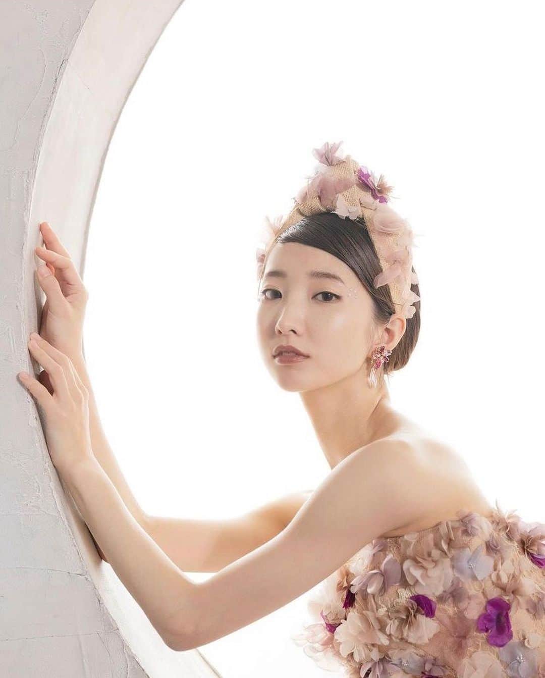 飯島望未のインスタグラム：「@bridal_costume_suehiro  @kei.ogata.photo  @stephenjonesmillinery  #川原文洋 @natsuko_enjoylife」