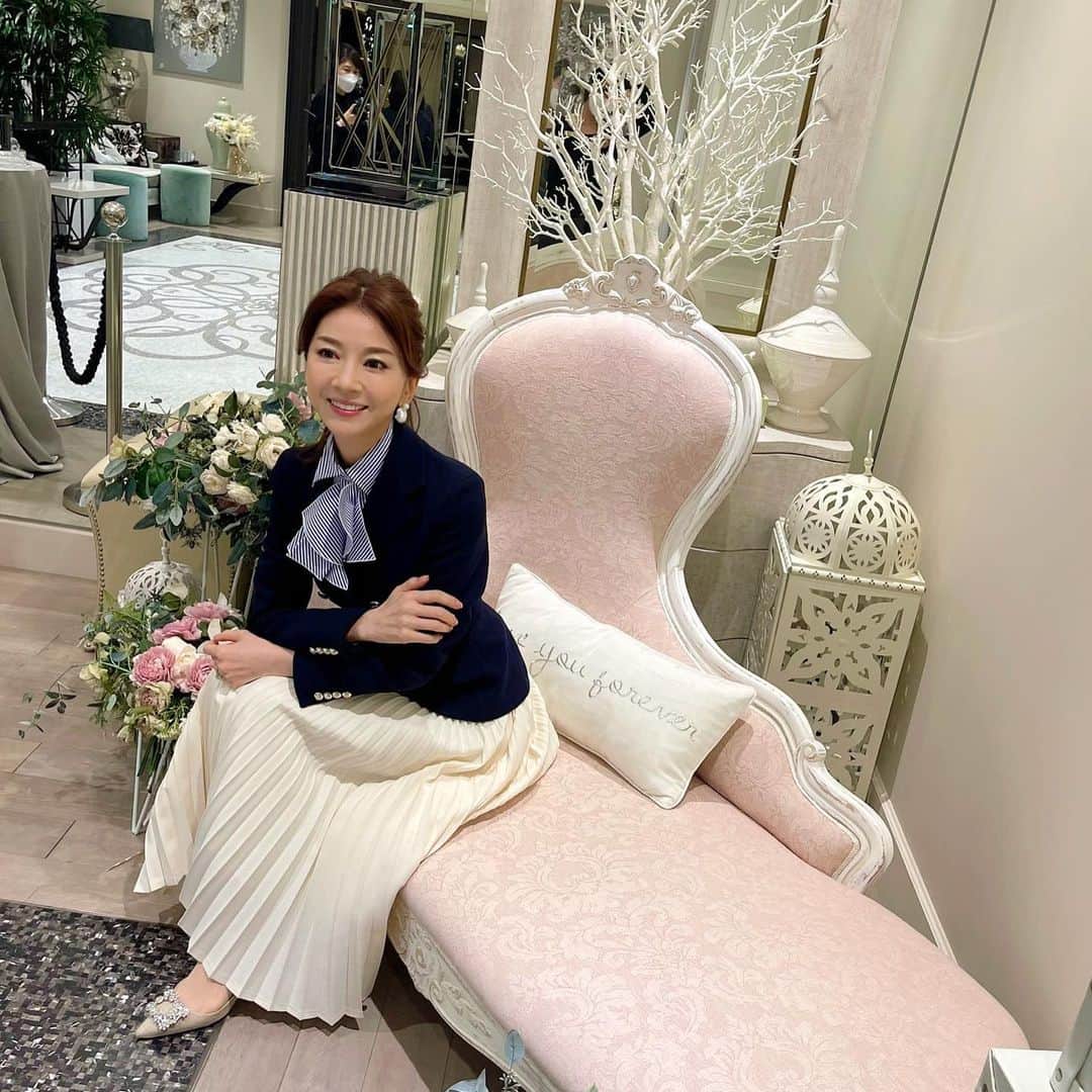 のインスタグラム：「・ 昨日のイベントの様子です🍀  青山・表参道の 「ザ・ストリングス」 グラマシーハウスにて セミナーをさせて頂きました💫  昨年の11月以来の リアルイベントなので 緊張しましたが やっぱりお客様のお顔や 反応を感じながら お話しするって、心から楽しいし、お伝えしたい事が直接言葉にできることの幸せを感じる1日でした。  スタッフのみんなもいつもありがとう🙇‍♀️💗  #ftcbeauty #君島十和子 #リアルイベント #スキンケア#スキンケアプロダクツ#skincare #リバースエイジング #十和子流#NMN #ultimate15000 #ftcステップアップモイストローション #米発酵エキス#奇跡の酵母」