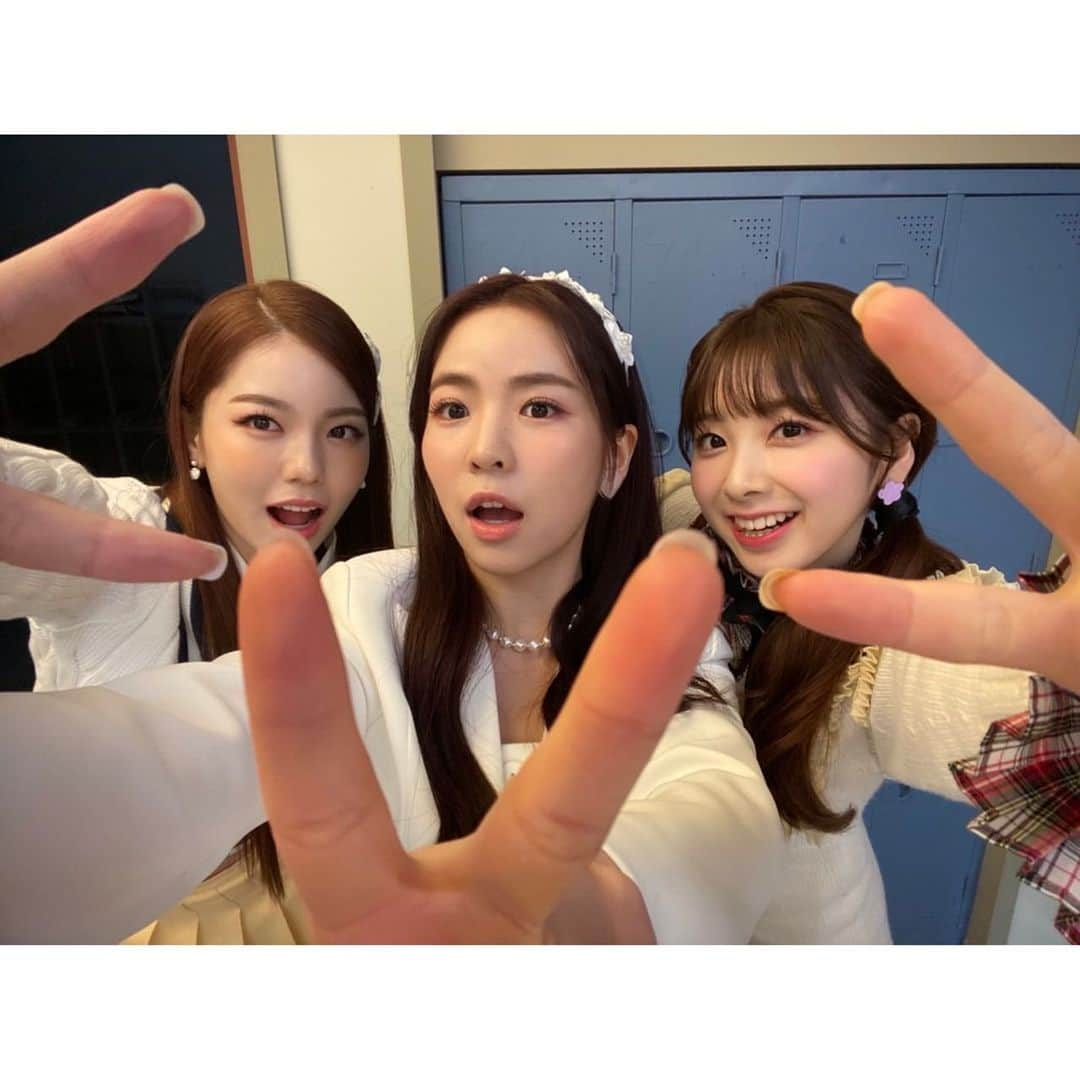 NiziUさんのインスタグラム写真 - (NiziUInstagram)「最後の写真がお気に入り🌟 • • • 마지막 사진이 좋아🌟 • • #🌷🌷🌷」4月23日 21時16分 - niziu_artist_official