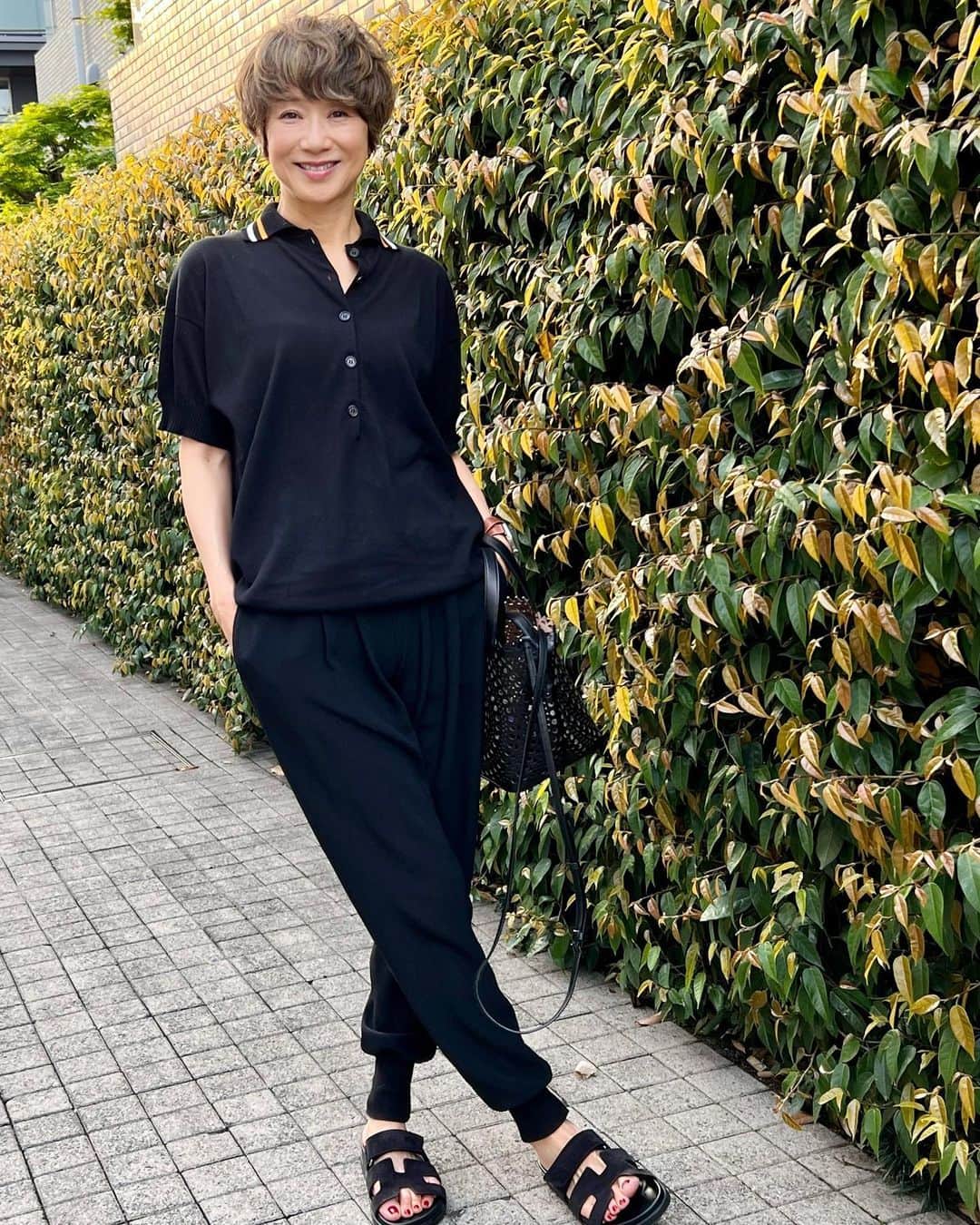 黒田知永子のインスタグラム：「. 暖かな土曜日☀️  ニットポロって便利で可愛くて好き☺︎  #ニットポロ  #planc  #襟のラインの色が好き #黒田知永子  #chiekokuroda   ブランドは画面をタップしてね。」