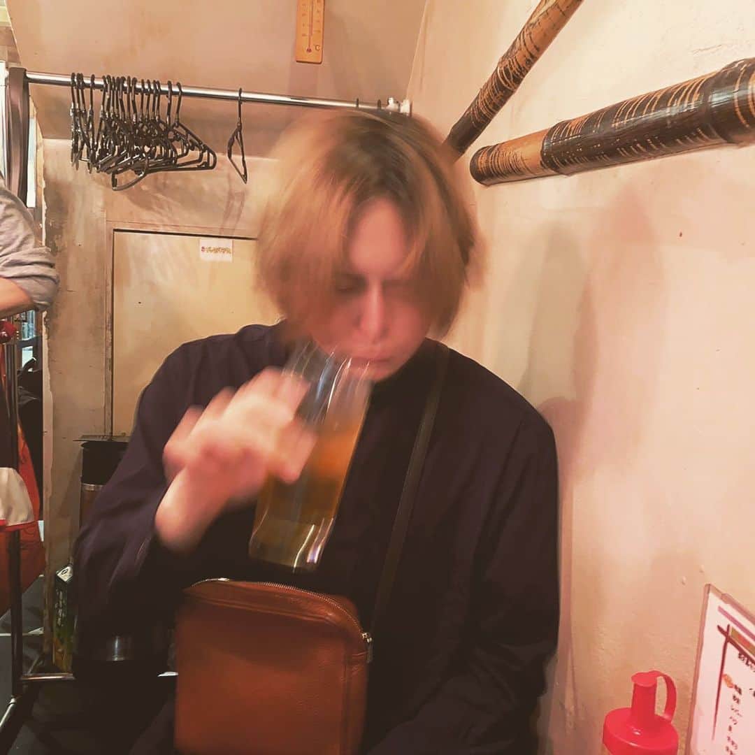 らいるさんのインスタグラム写真 - (らいるInstagram)「昨日は飲みすぎたな🍻 大人しく仕事します。」4月23日 21時32分 - rai_ryo6