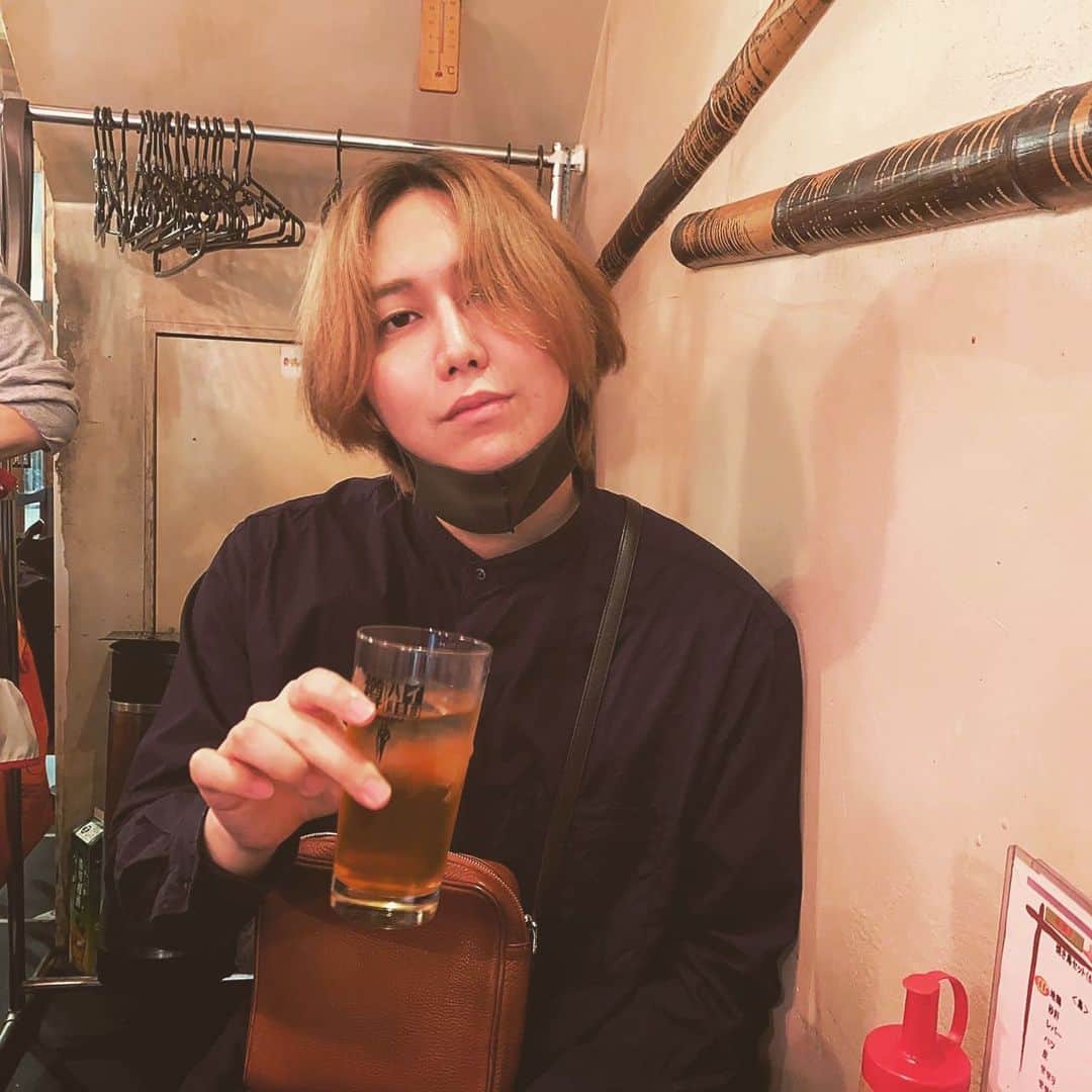 らいるのインスタグラム：「昨日は飲みすぎたな🍻 大人しく仕事します。」