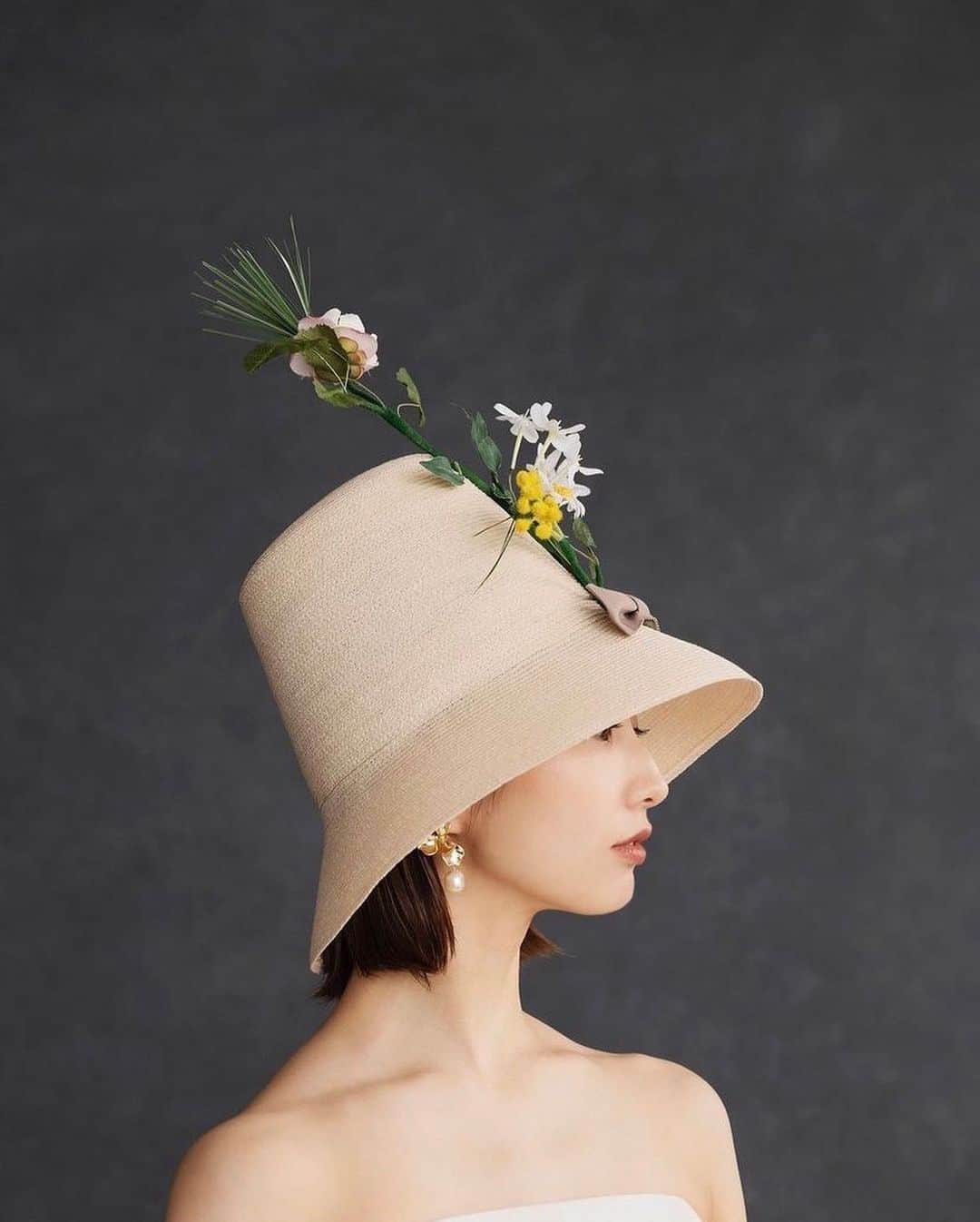 飯島望未のインスタグラム：「🌼 @bridal_costume_suehiro  @kei.ogata.photo  @stephenjonesmillinery  #川原文洋  @natsuko_enjoylife」