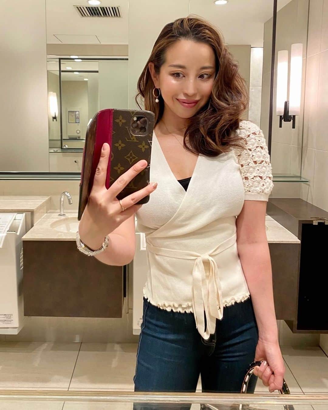 PINKYのインスタグラム：「SATCもとい"And Just Like That"のシャーロットの衣装が好きすぎて、ググって同じトップスをget❤️  Tops... @andotherstories  Pierce & Necklace... @amate_bijou  Denim... @_topsecret_  Shoes... @yelloshoes_official  Bag... @louisvuitton   ブランドは3枚目にタグ付けしてます🏷  ・・・  #love #happy #family #momlife #ootd #satc #andjustlikethat #andjustlikethatcostumes #charlotteyork」