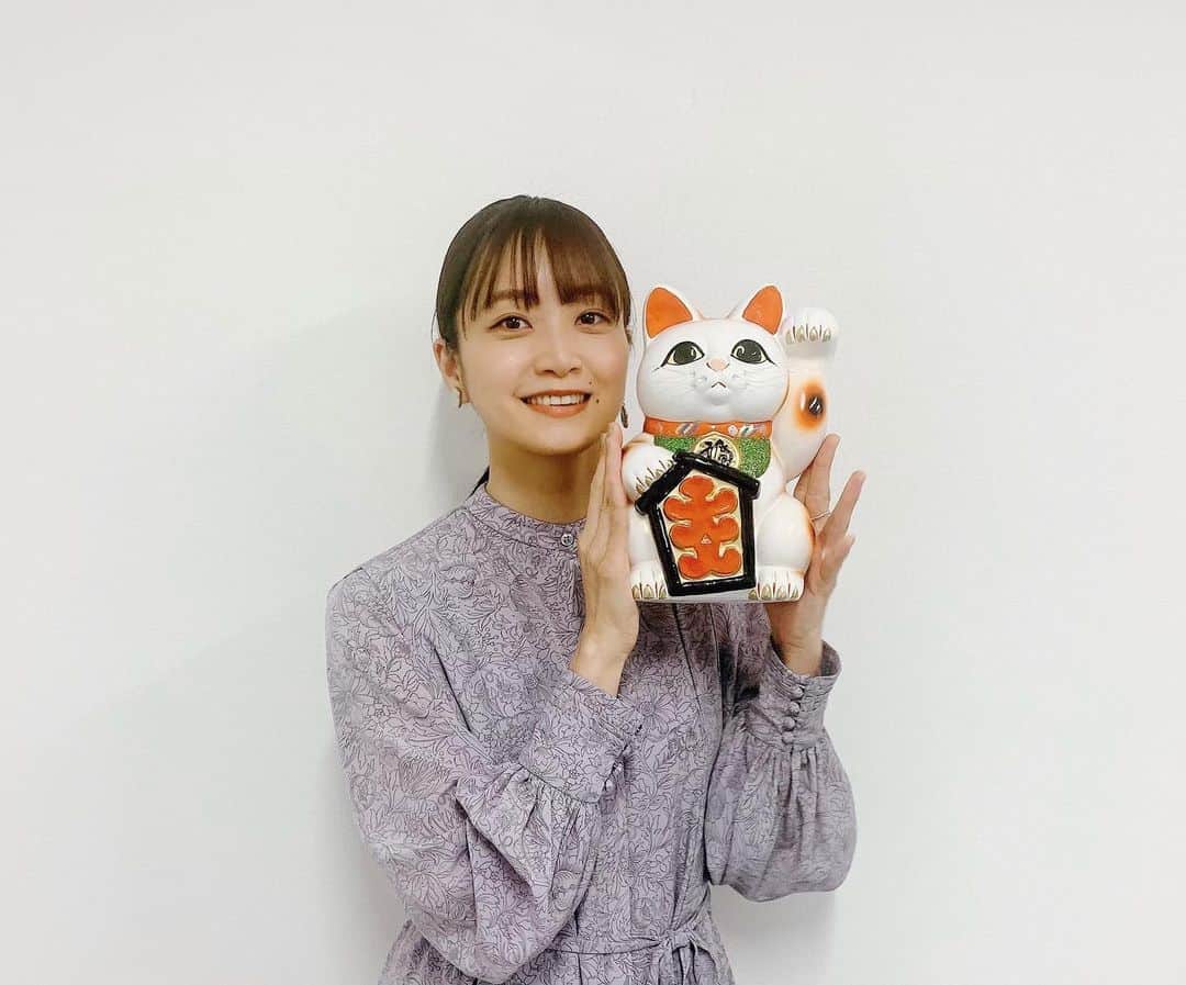深川麻衣 のインスタグラム：「「今はちょっと、ついてないだけ」の舞台挨拶や取材で、朝から名古屋と常滑にお邪魔してきました。 丸一日本当にありがとうございましたー✨☺︎ 　　 写真は、舞台挨拶でいただいた、常滑焼の招き猫。 映画のシェアハウスのシーンでも出てくるので ぜひ探してみてください🐈 招き猫はどちらの手を上げているかで意味が違って、 右手は金運、左手は人脈を招くんだそうです🤭 知らなかった！」