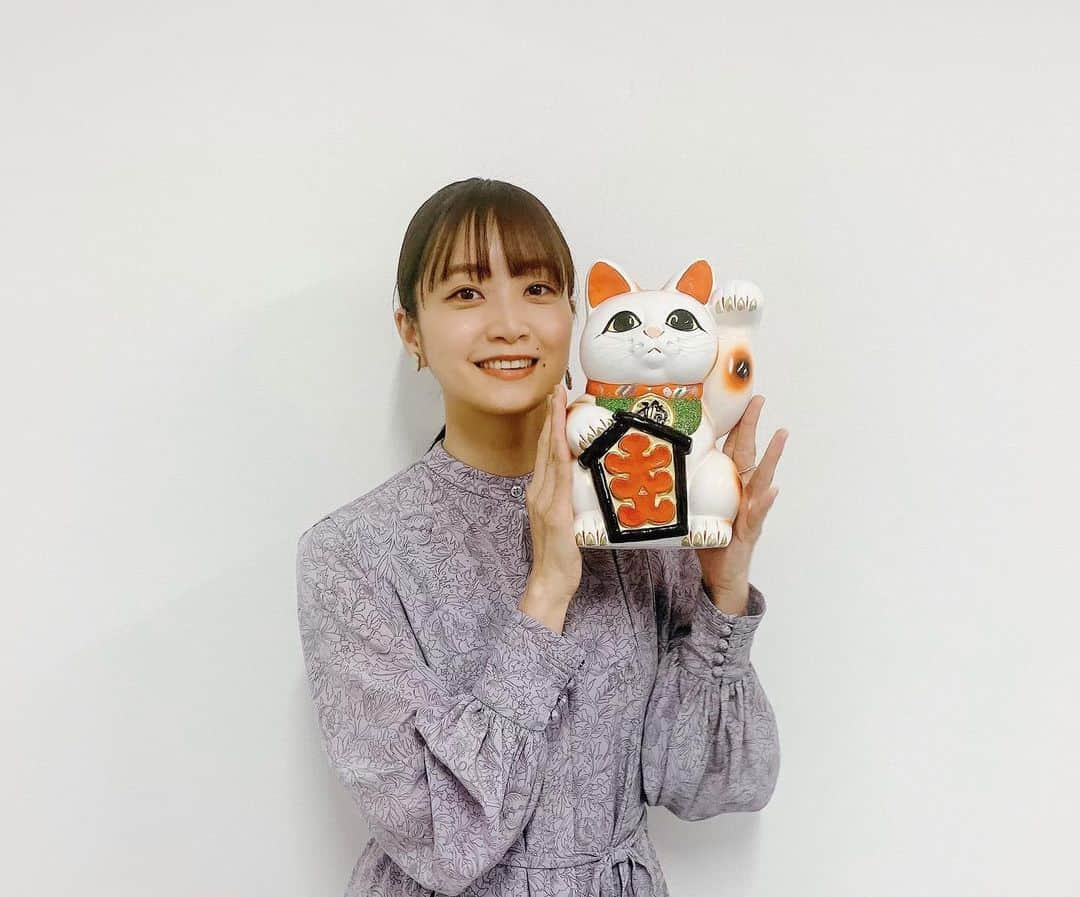 深川麻衣 さんのインスタグラム写真 - (深川麻衣 Instagram)「「今はちょっと、ついてないだけ」の舞台挨拶や取材で、朝から名古屋と常滑にお邪魔してきました。 丸一日本当にありがとうございましたー✨☺︎ 　　 写真は、舞台挨拶でいただいた、常滑焼の招き猫。 映画のシェアハウスのシーンでも出てくるので ぜひ探してみてください🐈 招き猫はどちらの手を上げているかで意味が違って、 右手は金運、左手は人脈を招くんだそうです🤭 知らなかった！」4月23日 22時29分 - fukagawamai.official