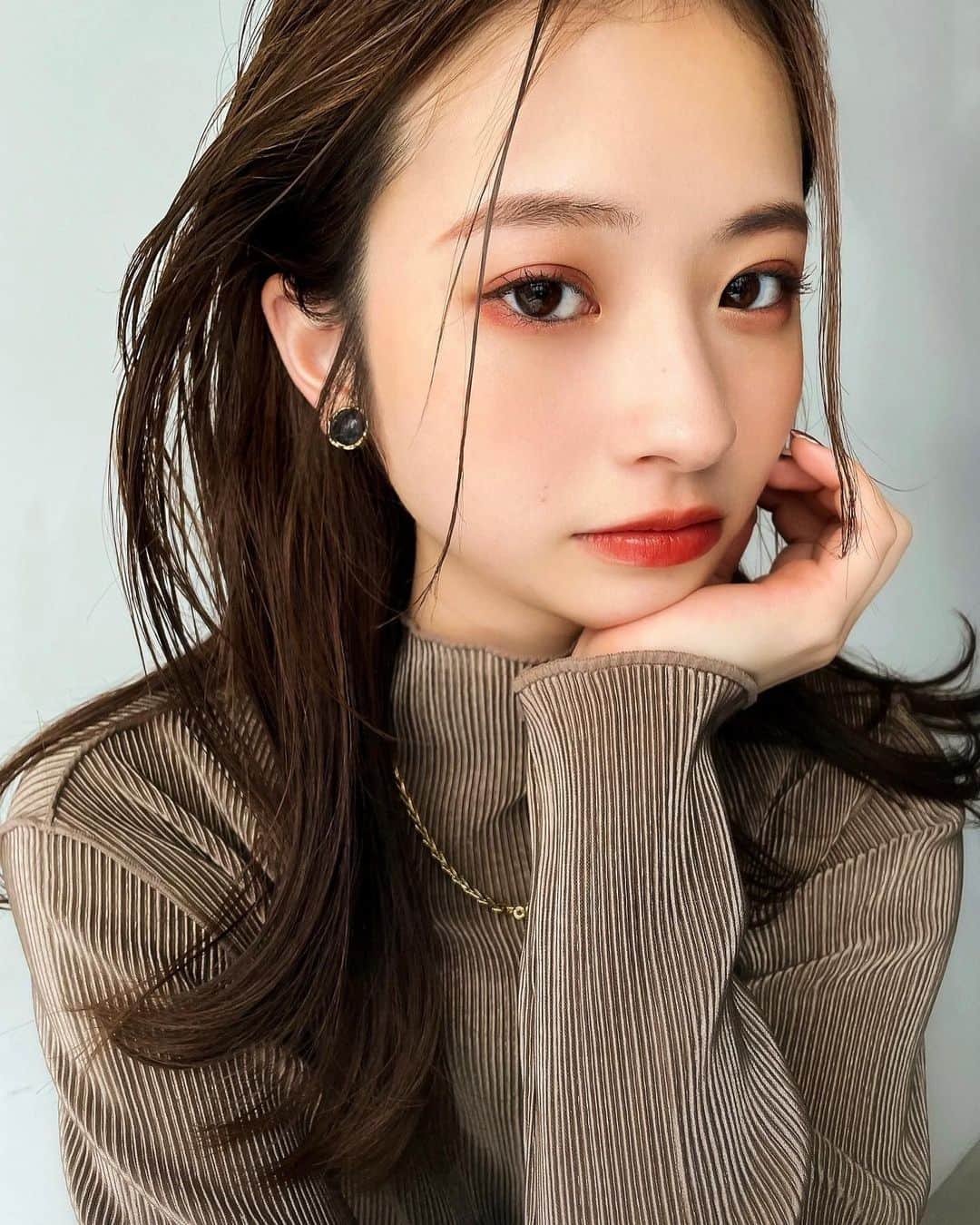 谷口翠彩のインスタグラム：「🍁 𝒎𝒐𝒅𝒆𝒏 𝒎𝒐𝒅𝒆 . 🍁   🌕𝑓𝑢𝑙𝑙 𝑚𝑜𝑜𝑛 🌕  儚く 強く  　聡明な眼差し✴︎  brown ✵ red.  【使用アイテム】 eye： @rmkofficial  ローズウッドデイドリーム 4アイズ 01 eyeliner： イン▶︎ @loveliner_official  クリームフィットペンシル ロージィブラウン mascara： @hince_official_jp  ニューアンビエンスカラーマスカラ アンフォールド cheek： @suqqu_official  129 冬木立 -FUYUKODACHI @addictionbeauty_official  ザ ブラッシュ003N colour Sky Me lip： @rmkofficial  コンフォートマットフィット ベルベット03  .  【プロセスはリール🎞にも🪄】 ①パレット左上をアイホールに乗せる →目の際しっかり、上は薄らブラシで調節しながら！ ②パレット右下を目の際に入れる ③パレット右下を下まぶた3分の2にも入れる ④パレット左下をアイホール全体に上から重ねる ⑤下瞼にも重ねる ⑥ペンシルライナーでインラインを入れる ⑦リキッドライナーを目尻にだけ引く ⑧下まぶた粘膜にもインラインを入れる ⑨マスカラ ⑩チークを頬高い位置に斜めに入れる →ニュアンサーを重ねる 11) リップ２度塗り！  スタイリング剤は @hoyu_professional  NiNE オイルリッチ！  . .  #みどめいく#みどへあめいく #hince#hinceアイシャドウ#ヒンス#韓国コスメ#SUQQU#スック#suqquアイシャドウ#ラブライナー#loveliner #ブラウンメイク#rmk#rmkアイシャドウ」
