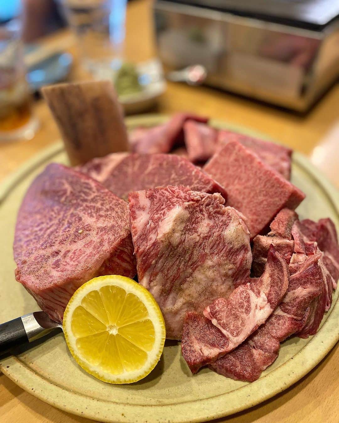 Mai Wakimizuのインスタグラム：「楽しみにしてた夜が終わってしまった。前回感動的な美味しさと楽しさで即次の予約を取ったお店、 @meetmaster0222での焼肉dinner♡どどーん！と出て来たお肉ちゃん達に一気に歓声が＼(^o^)／マルシン.タン.熟成ヘレ.イチボ.ハネシタ.ハラミ.タンシタ。もうこの写真だけでお腹満たされた。笑 お話上手なオーナーさんが全部焼いてくれるので私はただ食べて美味しさを堪能するだけ。笑 お肉だけじゃなくてお野菜や冷麺、パスタ、ハンバーグなんでも出してくれる何でも屋さんなのです。笑 ジャンケン勝負の贅沢過ぎるおみやも毎回の楽しみの一つ♡次回の予約はまさかの9月でまだまだだけど、それでも行きたいと思うお店。お腹も心も満たされまくりの夜でした♡ #wakkingourmet#wagyu粋ru#神戸」