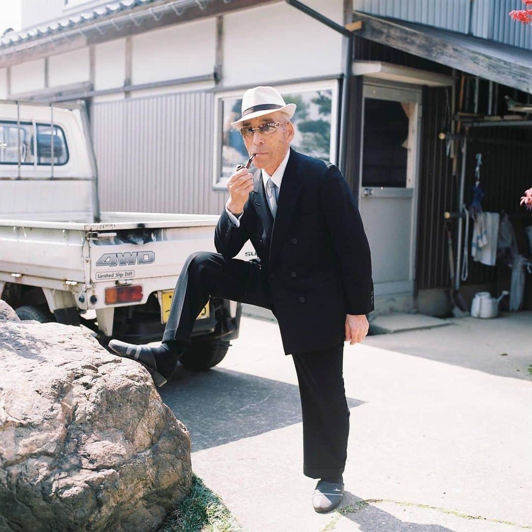 kazuyukikawaharaのインスタグラム：「MY HERO 2011-2016  写真展開催まであと1週間。 準備の期間今まで撮ってきた大量の10年分の家族写真を振り返った。 6年前の勢いだけで開催した写真展に当時の僕は「MY HERO」というタイトルをつけた。当時付けていた制作ノートには、テーマは「幼き日の眼差しへの回帰」と記していた。それは写真を通して、僕の中のノスタルジーを見つける作業だったと思う。  当時の制作ノートを見返すと、 「こどもの眼をどう表現するか？」 ということを何度も考えていたメモが残っていて、あるページには次のように書かれていた。 子どもの眼＝無垢、目線の低さ、視野の狭さ、一点を注視する特徴、区別しないこと、好奇心 ↓ 子どもの視界は縦横のないスクエアの世界であり、被写体深度の浅い世界。 広角レンズや望遠レンズは大人の視点だから、子どもの目は標準レンズ。だから、6×6の中判カメラを選択する。 ↓ だからこそ言葉による説明をなるべくしない。言葉になる少し前にある感情を掬う。  当時考えていたことを、6年経って振り返ると、今でも変わっていないやという部分と、変わった部分もちゃんとあるなと思う。その変わった部分を、今回の展示では大切にしたいと思って、写真を選びました。 その変化が何なのかは、ぜひ会場で展示を見て感じて頂ければ嬉しいです。  川原和之×竹内貴誉詩ふたり展 【かそけきひかりのたねを蒔く】 日時 2022年4/30（土）ー5/8（日） 5/5（木）6（金）定休日 場所 富山県氷見市HOUSEHOLD」