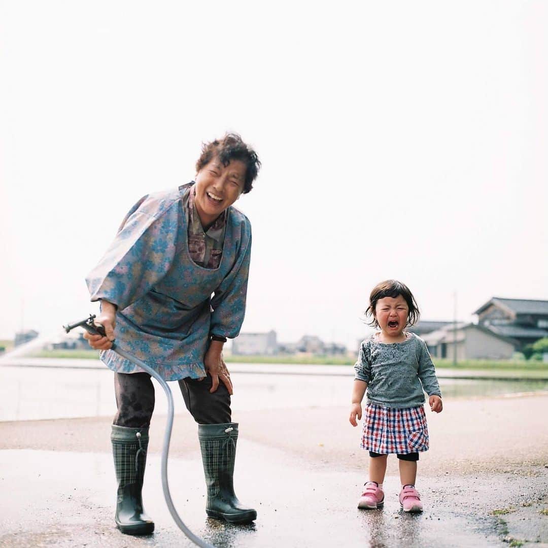 kazuyukikawaharaさんのインスタグラム写真 - (kazuyukikawaharaInstagram)「MY HERO 2011-2016  写真展開催まであと1週間。 準備の期間今まで撮ってきた大量の10年分の家族写真を振り返った。 6年前の勢いだけで開催した写真展に当時の僕は「MY HERO」というタイトルをつけた。当時付けていた制作ノートには、テーマは「幼き日の眼差しへの回帰」と記していた。それは写真を通して、僕の中のノスタルジーを見つける作業だったと思う。  当時の制作ノートを見返すと、 「こどもの眼をどう表現するか？」 ということを何度も考えていたメモが残っていて、あるページには次のように書かれていた。 子どもの眼＝無垢、目線の低さ、視野の狭さ、一点を注視する特徴、区別しないこと、好奇心 ↓ 子どもの視界は縦横のないスクエアの世界であり、被写体深度の浅い世界。 広角レンズや望遠レンズは大人の視点だから、子どもの目は標準レンズ。だから、6×6の中判カメラを選択する。 ↓ だからこそ言葉による説明をなるべくしない。言葉になる少し前にある感情を掬う。  当時考えていたことを、6年経って振り返ると、今でも変わっていないやという部分と、変わった部分もちゃんとあるなと思う。その変わった部分を、今回の展示では大切にしたいと思って、写真を選びました。 その変化が何なのかは、ぜひ会場で展示を見て感じて頂ければ嬉しいです。  川原和之×竹内貴誉詩ふたり展 【かそけきひかりのたねを蒔く】 日時 2022年4/30（土）ー5/8（日） 5/5（木）6（金）定休日 場所 富山県氷見市HOUSEHOLD」4月23日 22時37分 - kazuyukikawahara