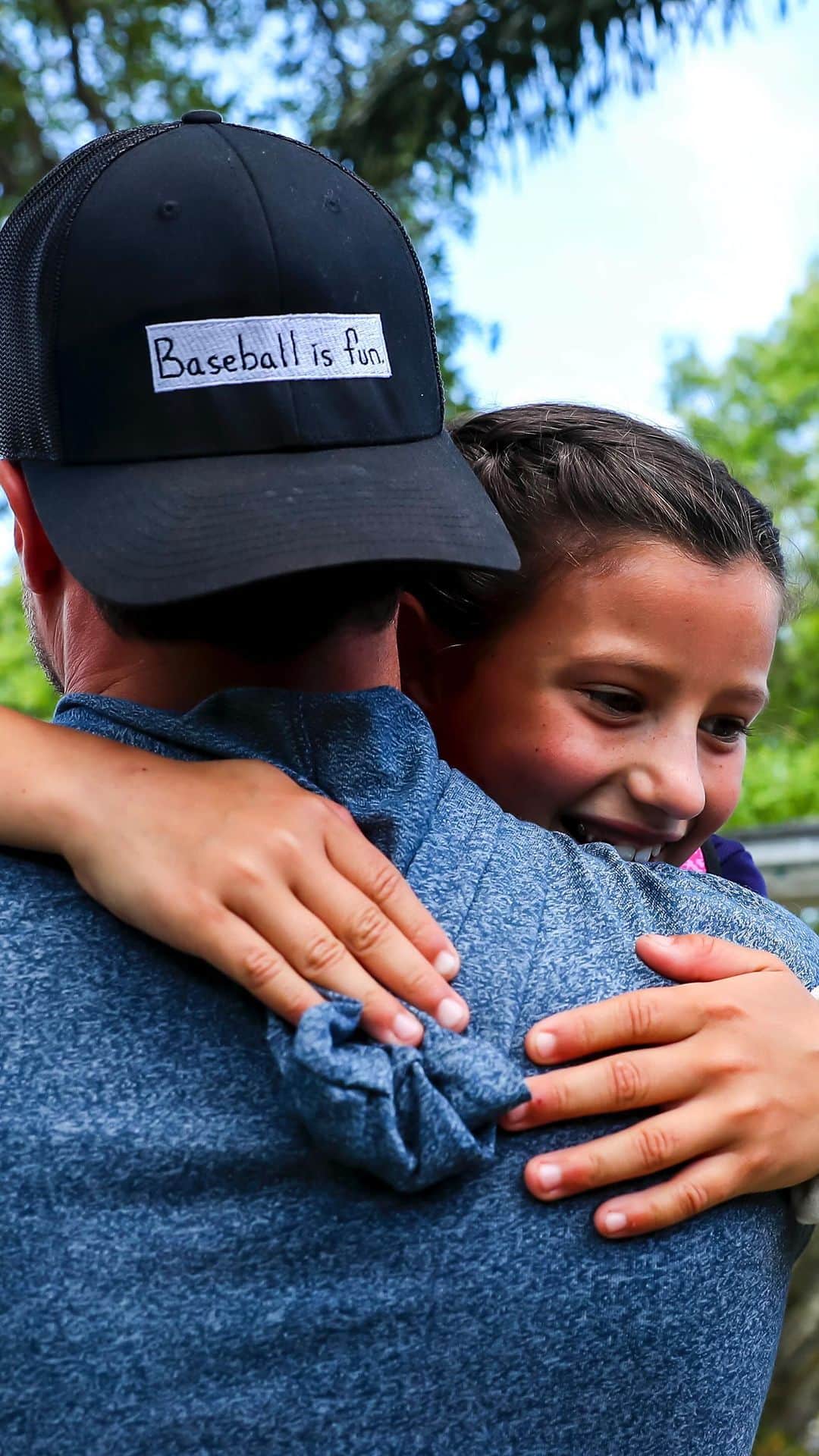 タンパベイ・レイズのインスタグラム：「@brett_phillips8 spent his off day delivering a very special home run ball 🥹  🎥 @cbseveningnews」