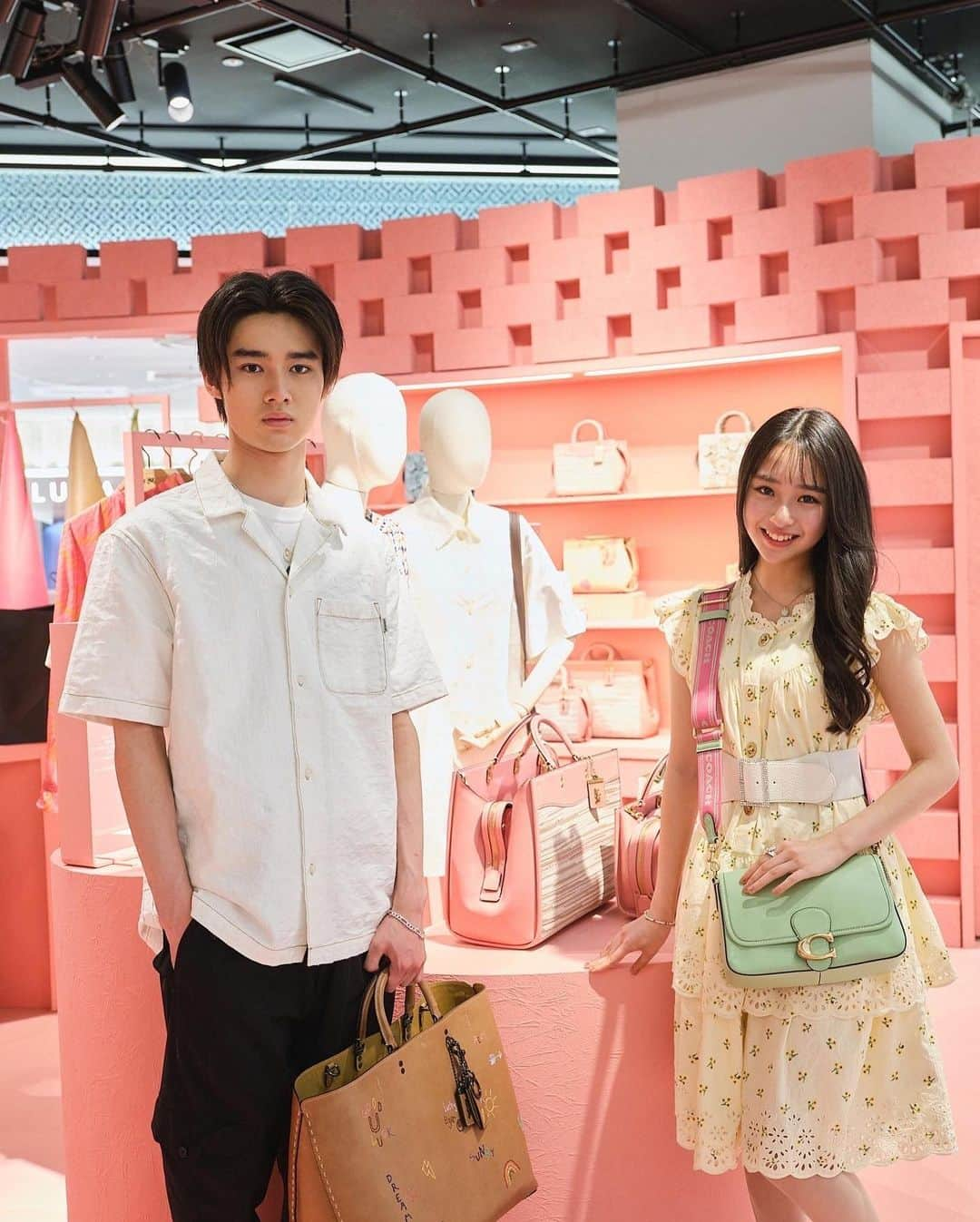 藤岡真威人さんのインスタグラム写真 - (藤岡真威人Instagram)「⁡ @coach さんのPOPUP STORE  “Crafted to Last” に遊びに行ってきました！ ⁡ 鮮やかな色彩のお花に囲まれた、ピンク色の空間がとても華やかでした！ ⁡ 環境も意識した素材や取り組みをベースにした素材選びだったり、バッグにオリジナル刺繍を入れられるなどの遊び心が体感できるPOP UPで、楽しかったです。 ⁡ 会場：伊勢丹新宿店 本館1階 ザ・ステージ ⁡ @coach  #CoachNY#CoachReLoved @isetan_shinjuku_handbag #伊勢丹新宿店」4月23日 22時45分 - maito_fujioka