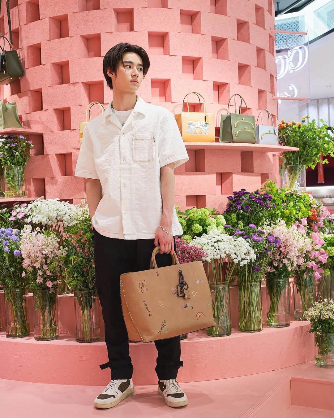 藤岡真威人さんのインスタグラム写真 - (藤岡真威人Instagram)「⁡ @coach さんのPOPUP STORE  “Crafted to Last” に遊びに行ってきました！ ⁡ 鮮やかな色彩のお花に囲まれた、ピンク色の空間がとても華やかでした！ ⁡ 環境も意識した素材や取り組みをベースにした素材選びだったり、バッグにオリジナル刺繍を入れられるなどの遊び心が体感できるPOP UPで、楽しかったです。 ⁡ 会場：伊勢丹新宿店 本館1階 ザ・ステージ ⁡ @coach  #CoachNY#CoachReLoved @isetan_shinjuku_handbag #伊勢丹新宿店」4月23日 22時45分 - maito_fujioka