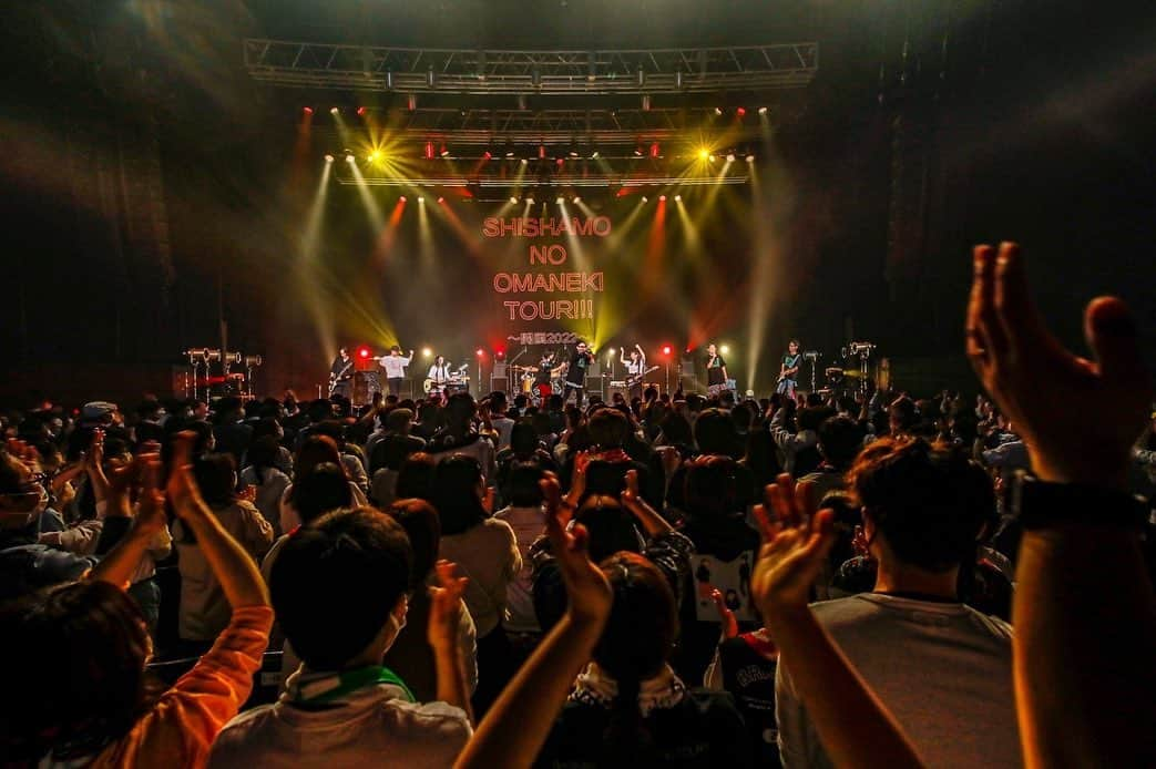 松岡彩のインスタグラム：「4月17日(日) "SHISHAMO NO OMANEKI TOUR!!!〜開国2022〜" Zepp Osaka Bayside  ORANGE RANGEの皆さんと。  photo by: @shiva_eri」