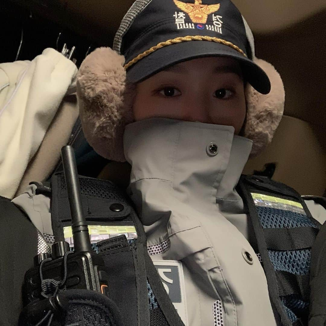 チン・ギジュのインスタグラム：「내일은 9시 👮🏻‍♀️ #지금부터쇼타임 #고슬해 #미리틀어도돼요왜냐면요약본이나오그등」