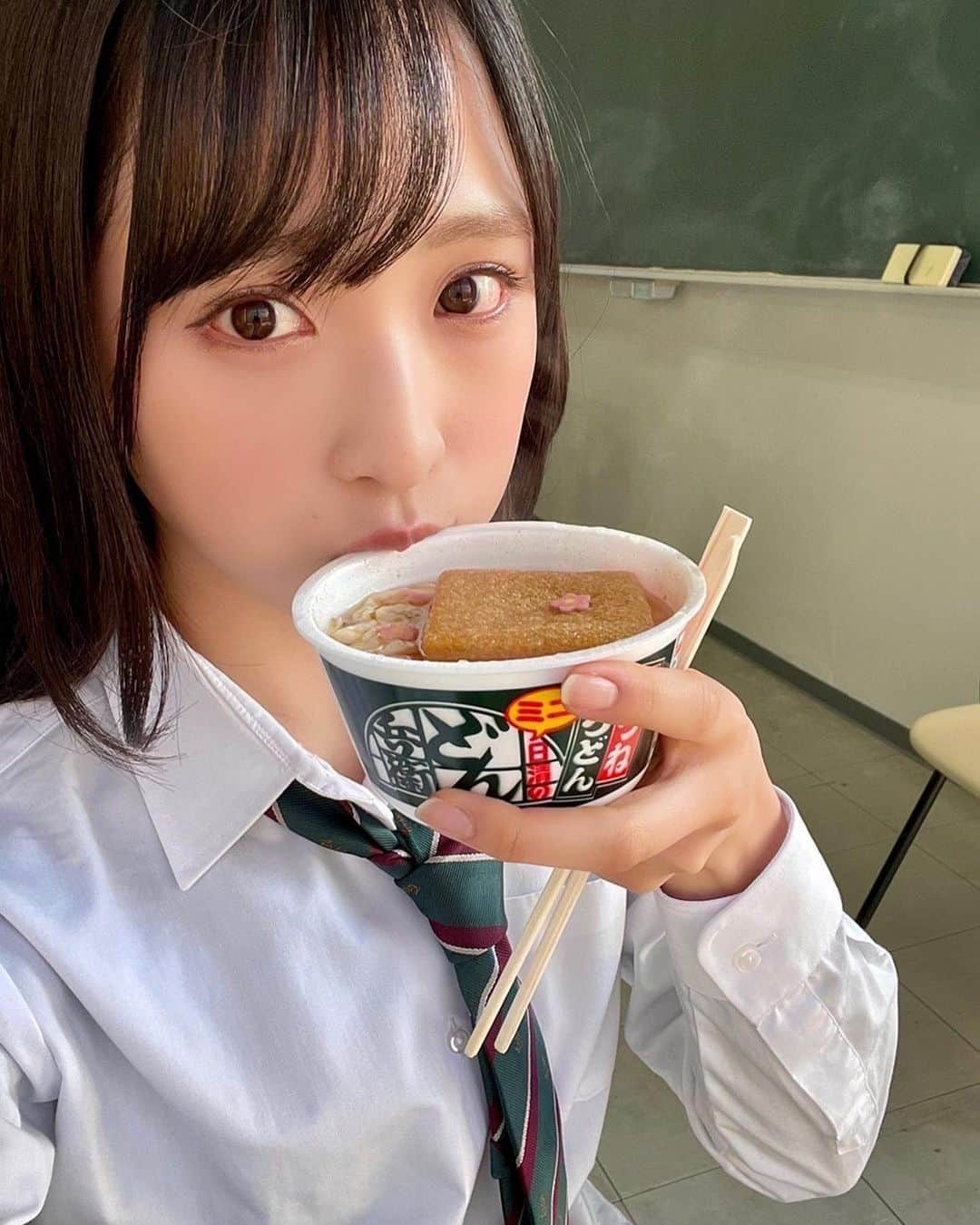 小栗有以さんのインスタグラム写真 - (小栗有以Instagram)「久しぶりに食べたカップ麺。 ミニサイズどん兵衛 美味しかったな〜🦊🍜  #カップラーメン #カップ麺 #どん兵衛 #きつねうどん派 #恋に無駄口」4月23日 23時22分 - yuioguri_1226