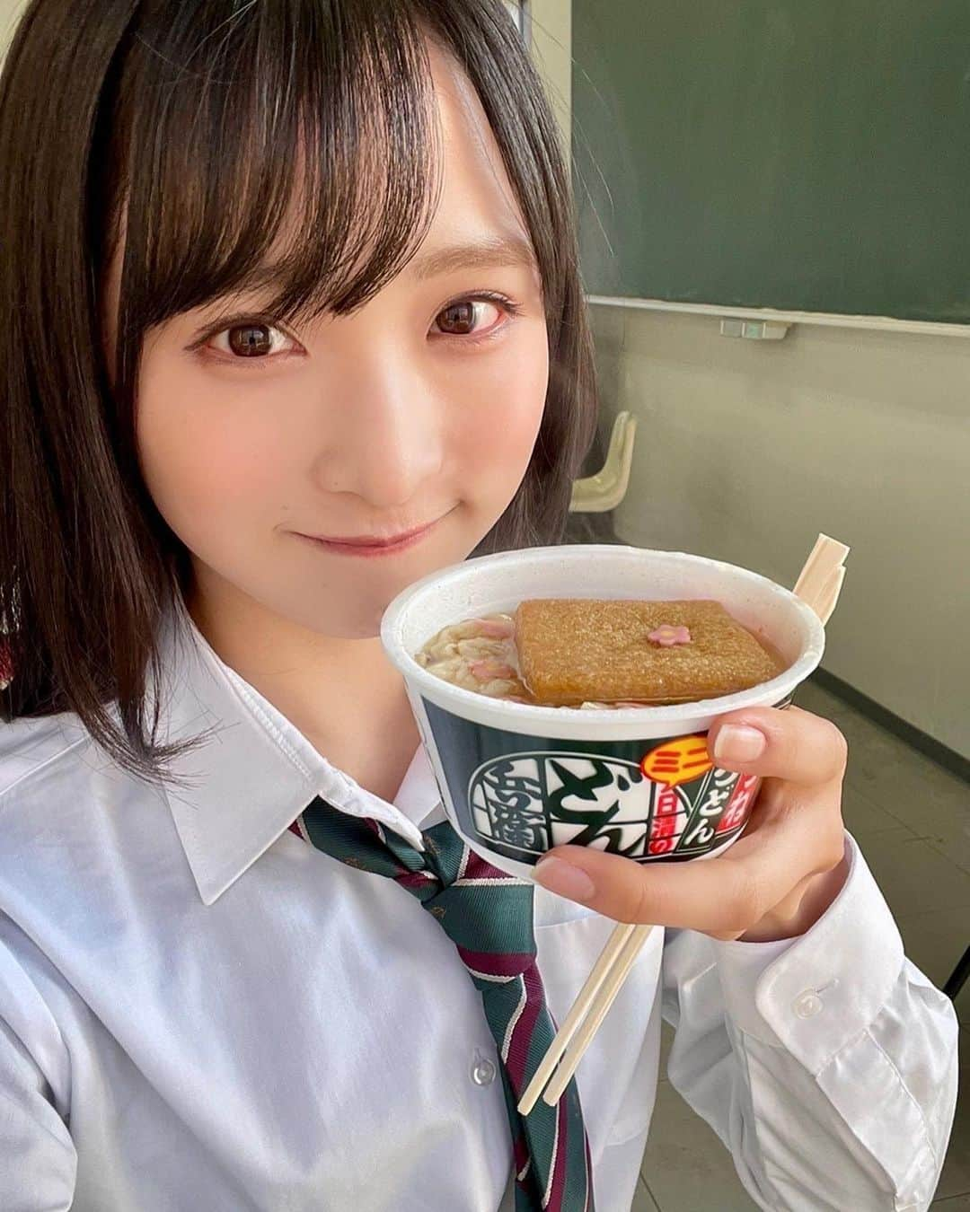 小栗有以さんのインスタグラム写真 - (小栗有以Instagram)「久しぶりに食べたカップ麺。 ミニサイズどん兵衛 美味しかったな〜🦊🍜  #カップラーメン #カップ麺 #どん兵衛 #きつねうどん派 #恋に無駄口」4月23日 23時22分 - yuioguri_1226