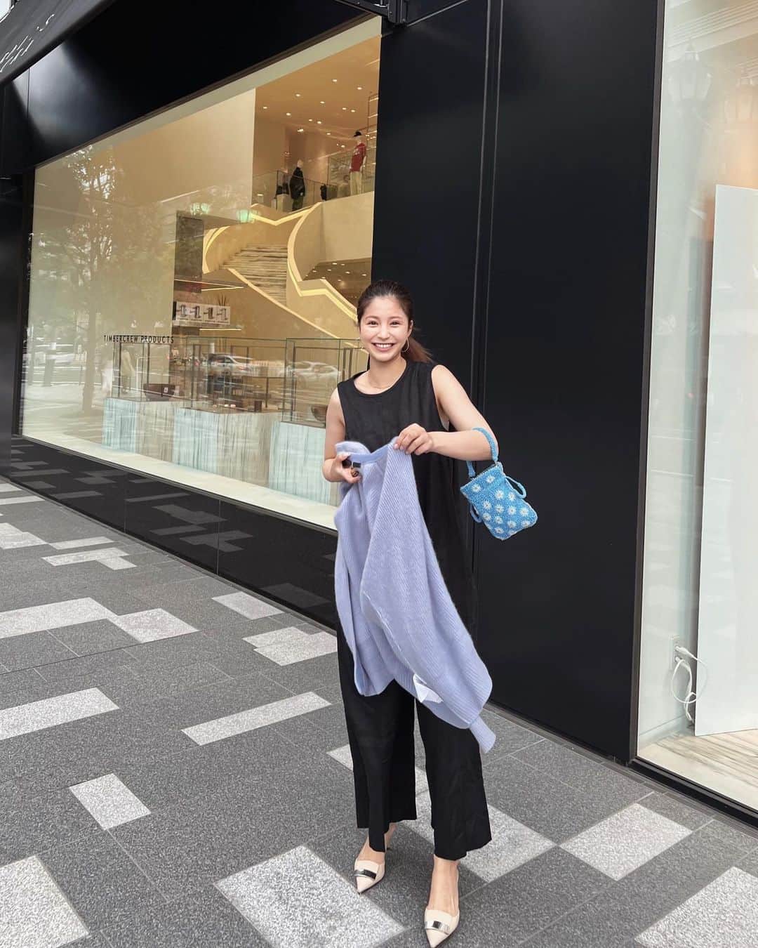 のインスタグラム：「、 髪がすごく纏まる良い香りの ヘアオイルをゲットしました✌︎  暖かったのでノースリーブ💙 リネンのオールインは楽チン✌︎ @landwards_ec @audreyandjohnwad  #audreyandjohnwad #landwards #シンプルコーディネート #ad #骨格ナチュラルコーデ」