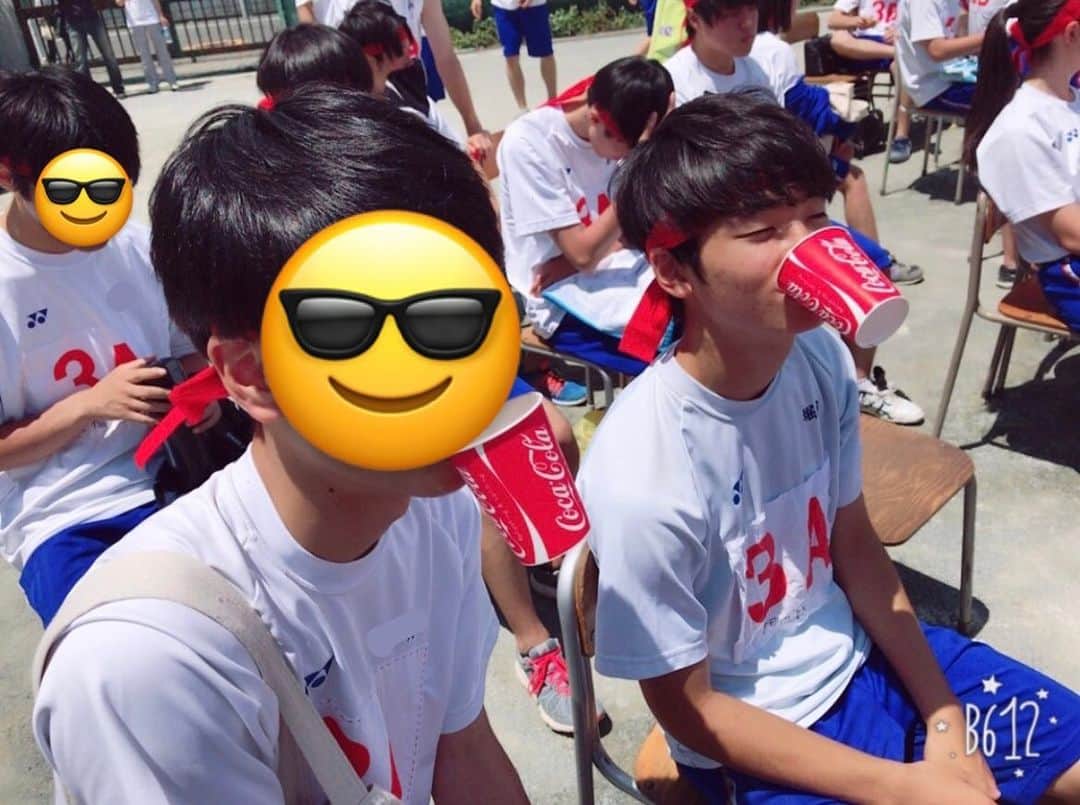すしらーめん《りく》のインスタグラム：「高校卒業してから4年も経つのか〜！ 爆速で自転車漕いで家帰って動画撮って８時までに急いでUPする生活してたあの時から見続けてくれてる人に感謝だ！！ #高校生  #ありがとう  #毎朝ペットボトルの緑茶買ってたらどこのコンビニの緑茶か味で当てられるっていう世界一いらない特殊能力身に付けた」