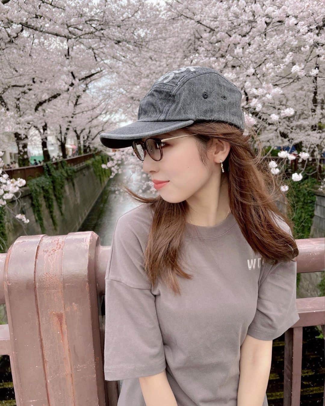橘ゆりかのインスタグラム：「最近カフェ行ったらチャイばっかり頼んでる☕️ ゆうてあんまり置いてないけど！！ ⁡ スパイス強めのしっかりチャイが好き✌️💕 専門店いろいろ巡ってみたいな〜😌 ⁡ ⁡ #おやつ #チャイ #ドーナツ #お花見  #橘ゆりか #スウェットコーデ #スウェット #お散歩 #桜 #めがね女子 #シュプリームキャップ #シュプリーム #セットアップ #supreme #wdot #sweatshirts #sakura」