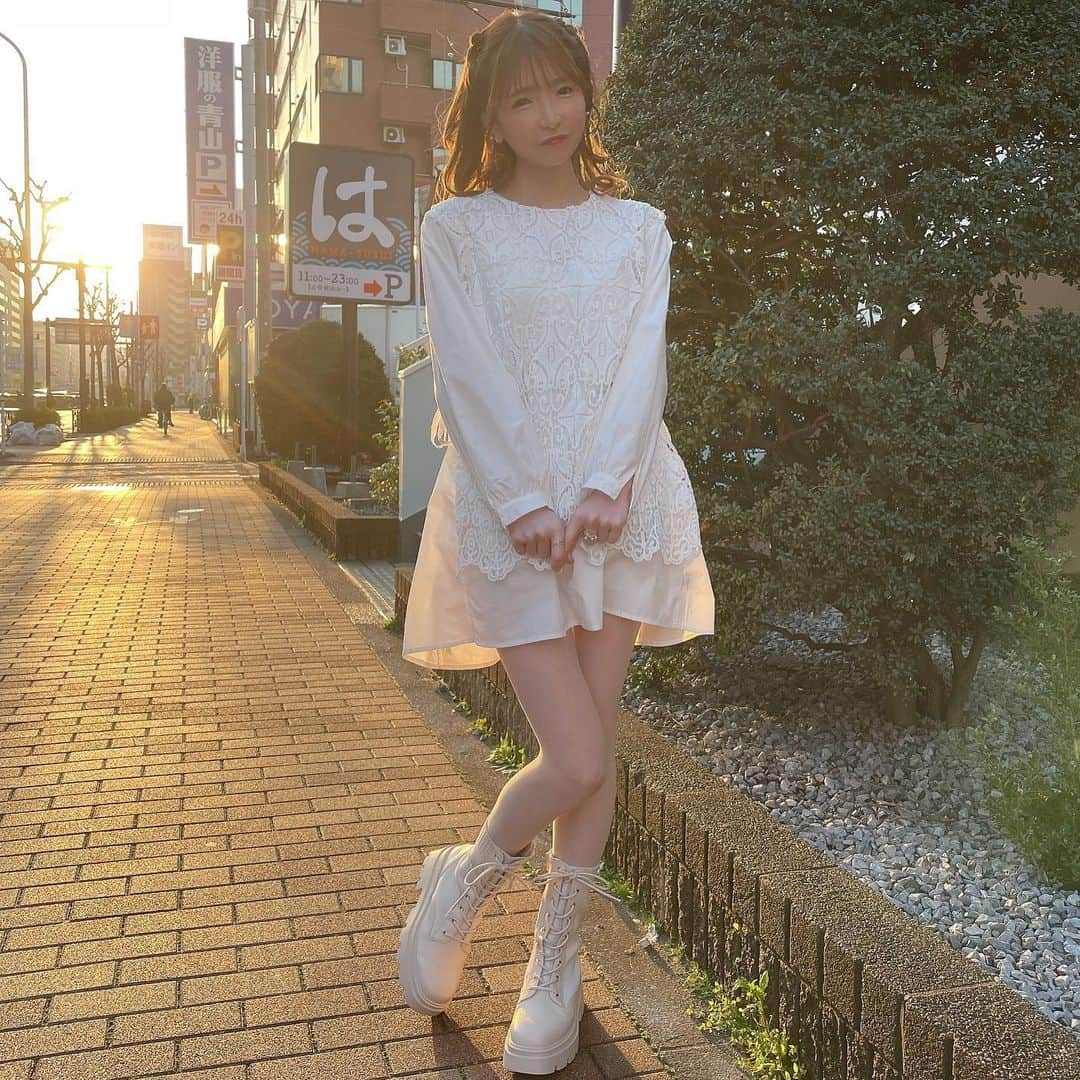 もえのあずきさんのインスタグラム写真 - (もえのあずきInstagram)「デカ盛りハンター今週もありがとう♡  shoes @re_rz  #お寿司食べ放題 #回転寿司#デカ盛りハンター#デカ盛り#大食い#大食い女子 #もえあず#白コーデ #白ワンピ #スニーカーブーツ#白ブーツ#ヘアアレンジ #モテコーデ #くるりんぱアレンジ」4月24日 0時23分 - moeazukitty