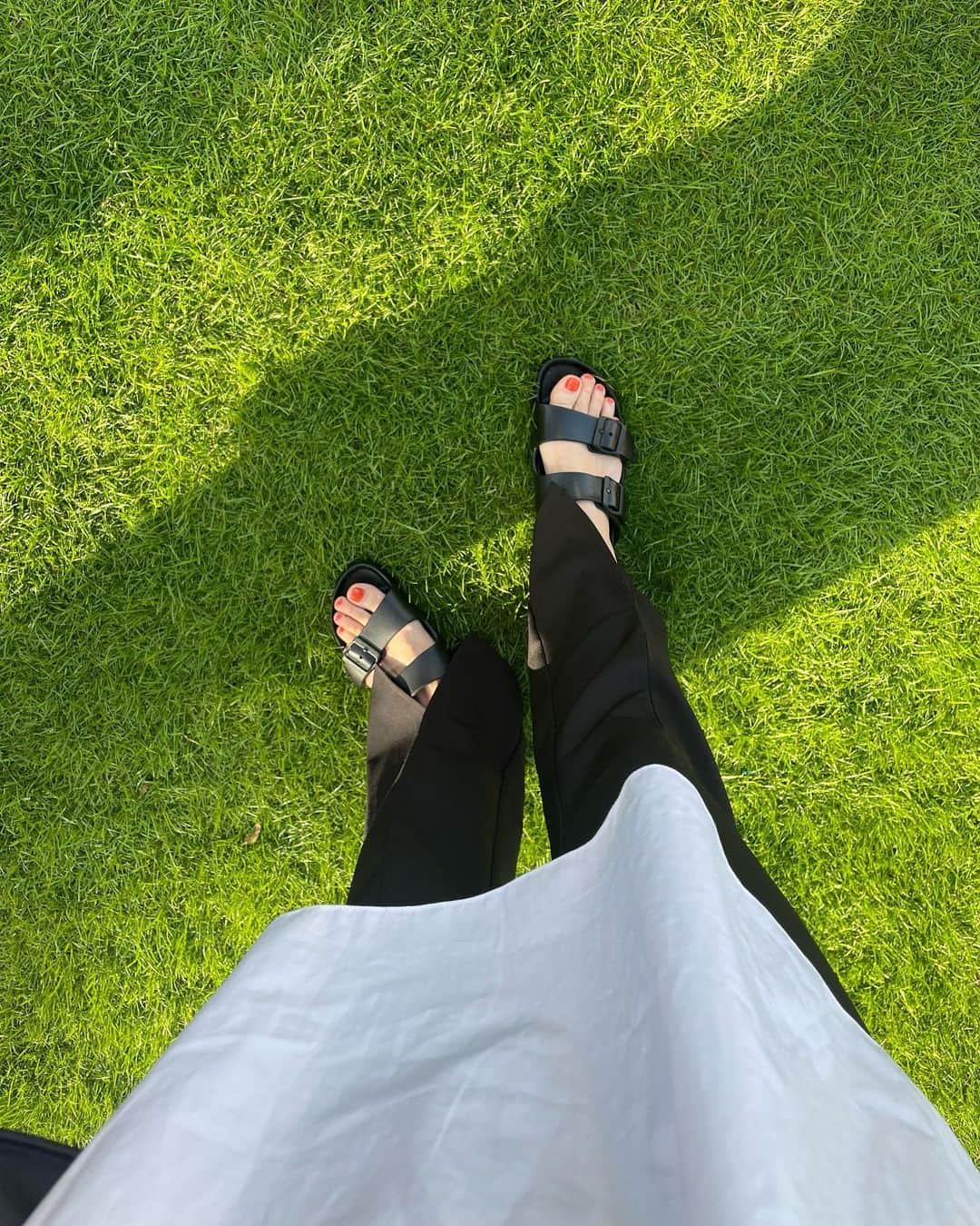のインスタグラム：「なんでもっと早く買わなかったんかな。  幅広のくせに、幅狭タイプ？ってのを購入したけどちょうどよかった。  #楽天ルームに載せてます  #birkenstock  #birkenstockarizona」