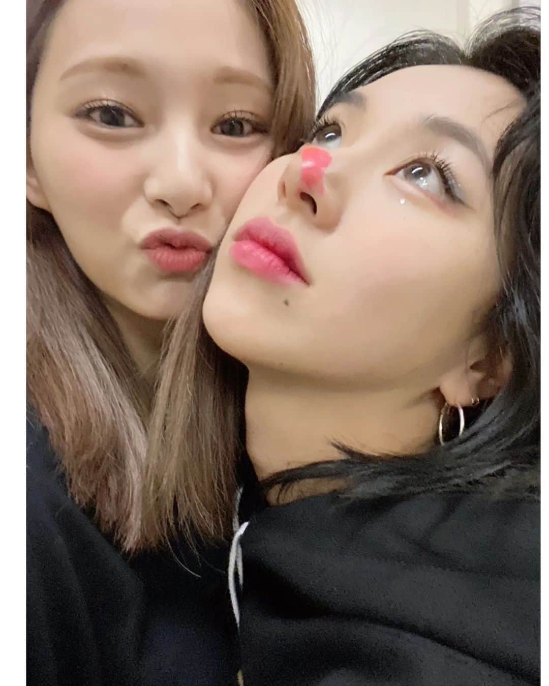 TWICEさんのインスタグラム写真 - (TWICEInstagram)「챙🐯🐯어제 생일축하해🍓🍓🍓 みなさんきょはありがとうございます🫠🫶」4月24日 0時44分 - twicetagram