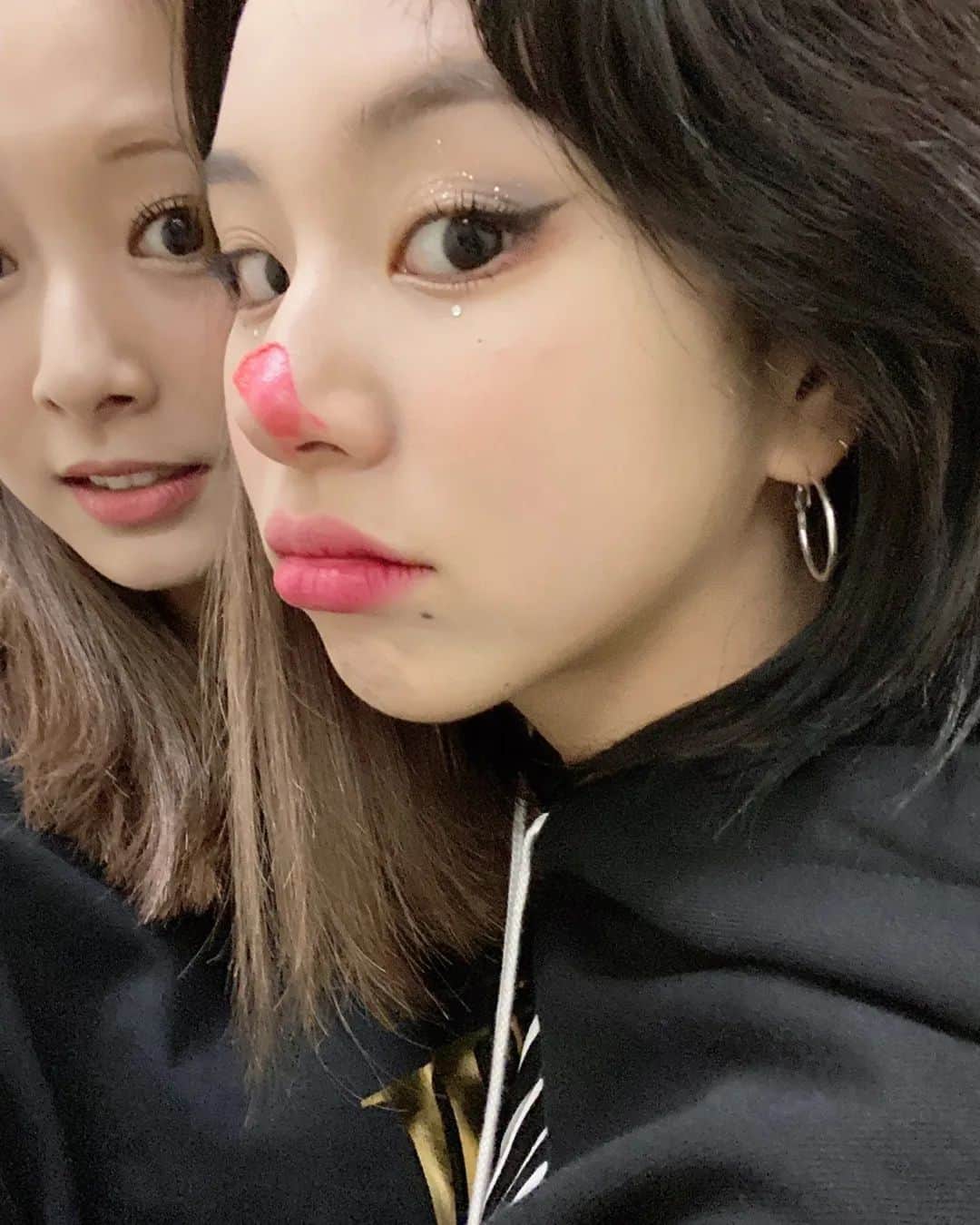 TWICEさんのインスタグラム写真 - (TWICEInstagram)「챙🐯🐯어제 생일축하해🍓🍓🍓 みなさんきょはありがとうございます🫠🫶」4月24日 0時44分 - twicetagram