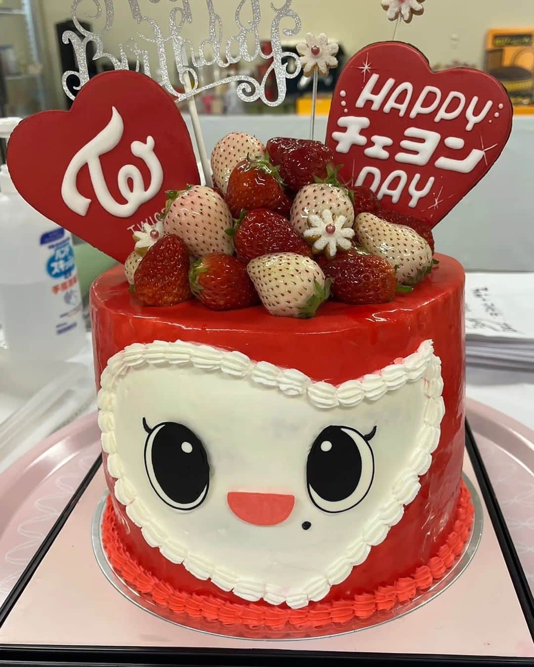 TWICEさんのインスタグラム写真 - (TWICEInstagram)「너무많은 분들께 생일축하받아서 너무 행복하고 더 잘해야겠단 생각이 드네요 고맙고 감사합니다🍓 더 멋진 사람이될게요❤️‍🔥」4月24日 0時51分 - twicetagram