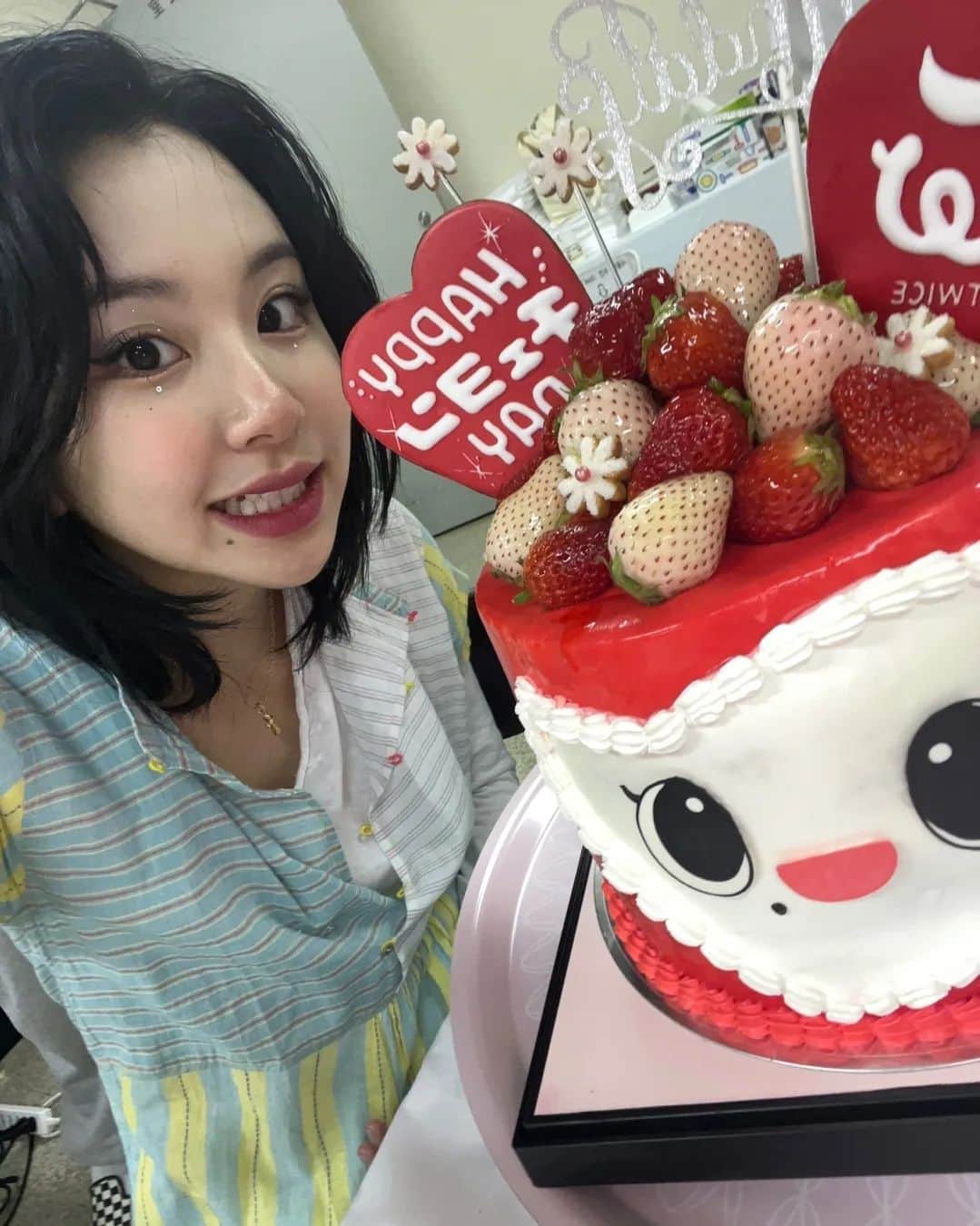 TWICEさんのインスタグラム写真 - (TWICEInstagram)「너무많은 분들께 생일축하받아서 너무 행복하고 더 잘해야겠단 생각이 드네요 고맙고 감사합니다🍓 더 멋진 사람이될게요❤️‍🔥」4月24日 0時51分 - twicetagram