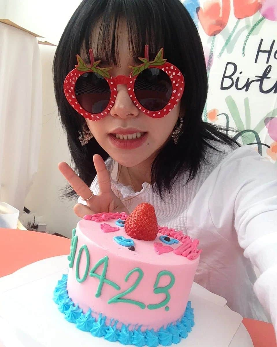 TWICEさんのインスタグラム写真 - (TWICEInstagram)「너무많은 분들께 생일축하받아서 너무 행복하고 더 잘해야겠단 생각이 드네요 고맙고 감사합니다🍓 더 멋진 사람이될게요❤️‍🔥」4月24日 0時51分 - twicetagram