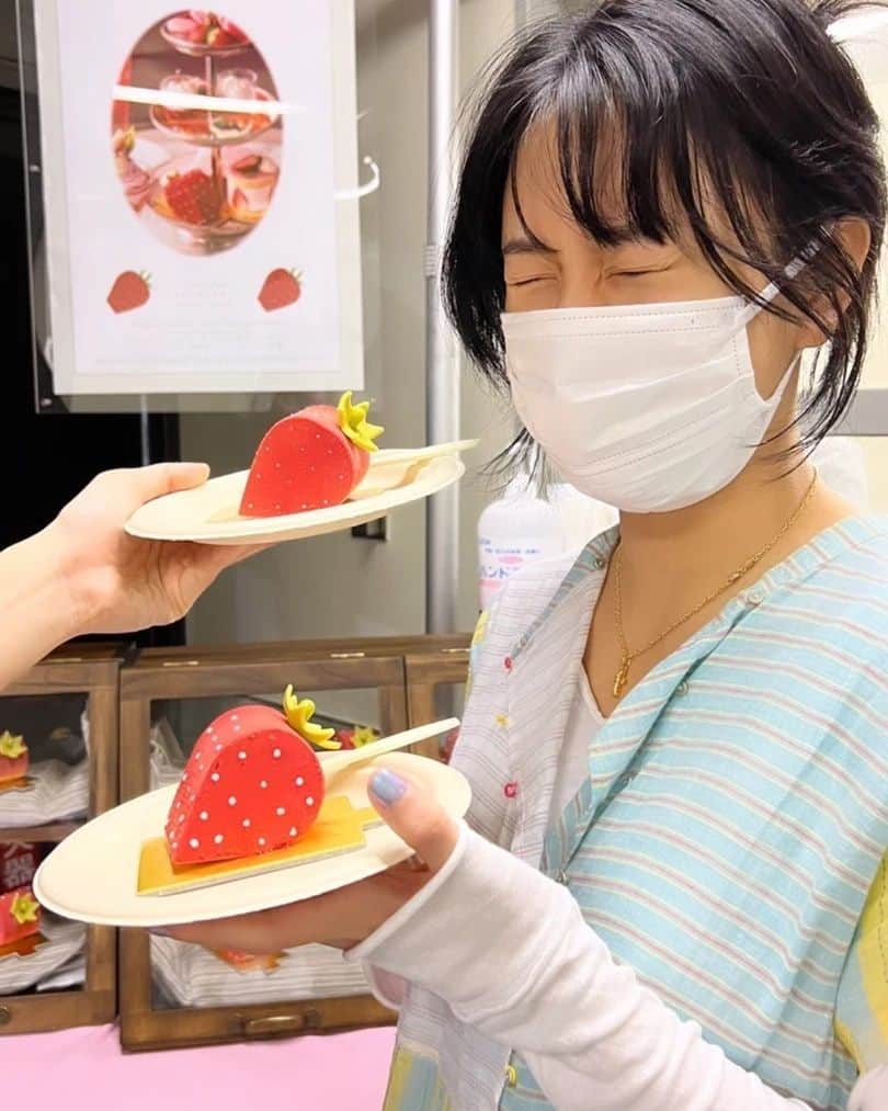 TWICEさんのインスタグラム写真 - (TWICEInstagram)「너무많은 분들께 생일축하받아서 너무 행복하고 더 잘해야겠단 생각이 드네요 고맙고 감사합니다🍓 더 멋진 사람이될게요❤️‍🔥」4月24日 0時51分 - twicetagram