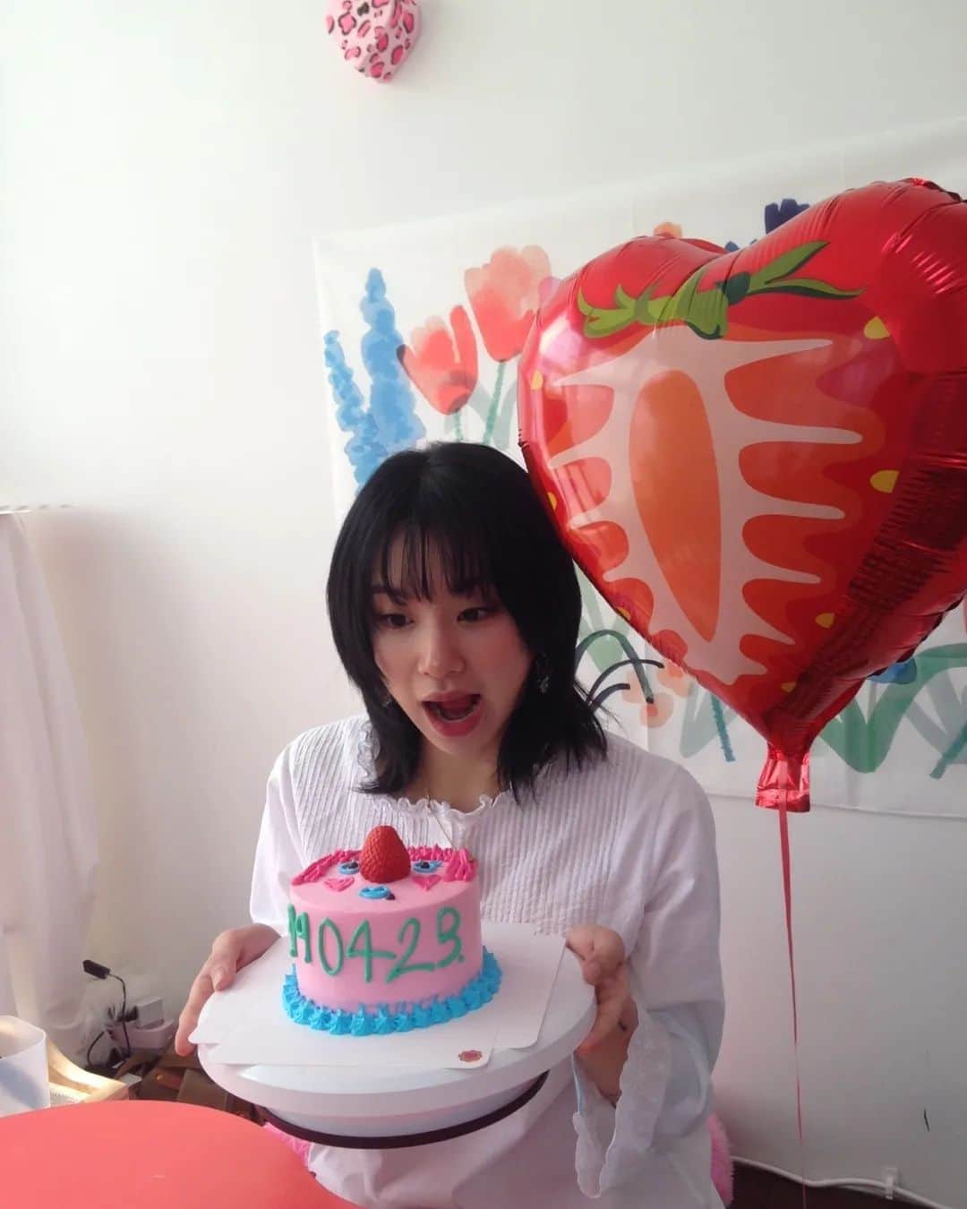 TWICEさんのインスタグラム写真 - (TWICEInstagram)「너무많은 분들께 생일축하받아서 너무 행복하고 더 잘해야겠단 생각이 드네요 고맙고 감사합니다🍓 더 멋진 사람이될게요❤️‍🔥」4月24日 0時51分 - twicetagram