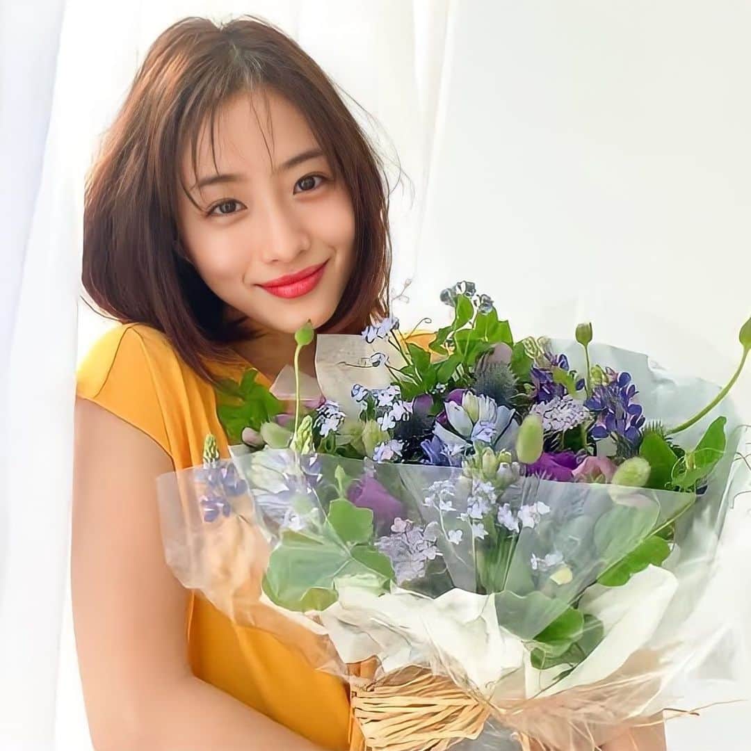 のインスタグラム：「ご出産おめでとうございます！！ #石原さとみ さん #前髪あり #ボブ #ヘアアレンジ #花束 #雑誌 #笑顔 #可愛い」