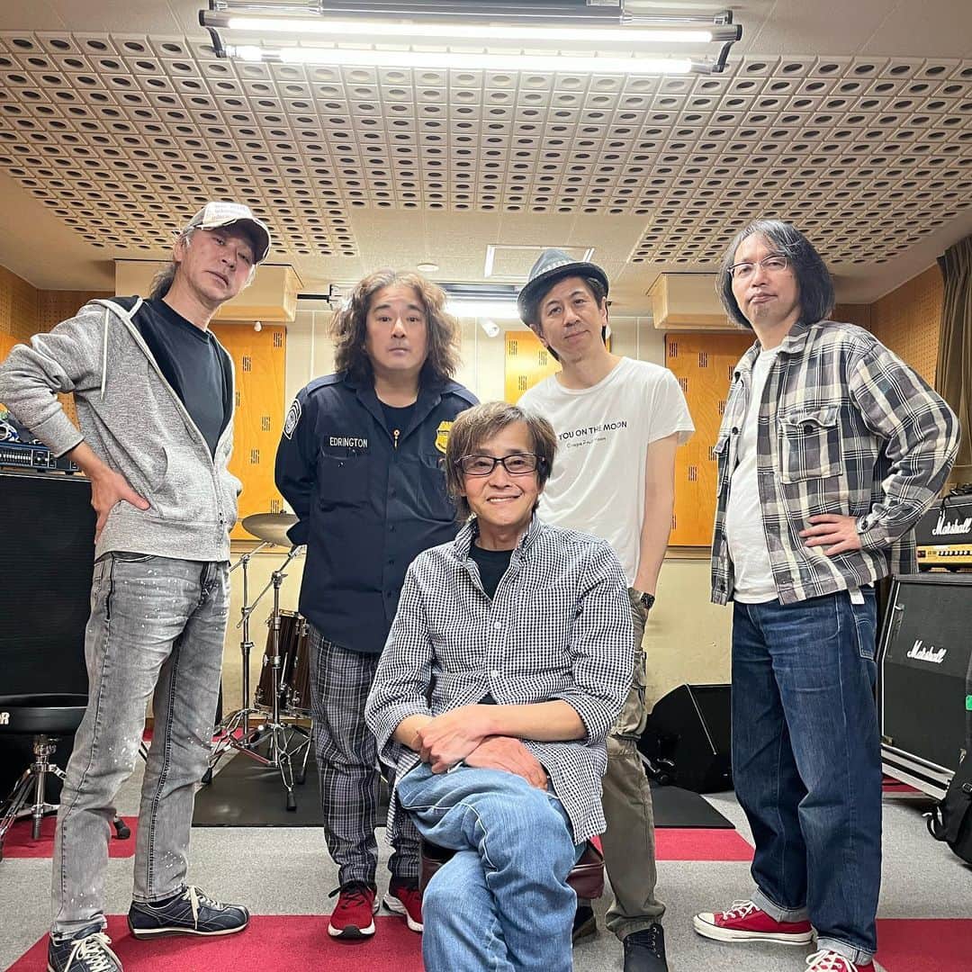 笠浩二のインスタグラム：「笠浩二 The Acoustic 2022 日時：2022/4/26（火）開演19:00 Streaming+にて生配信！ アーカイブは5月2日(火)23:59までご覧いただけます。 配信チケット：¥3,800ほか 出演：笠浩二（Vo）知野芳彦（G）森藤晶司（Pf）松木隆裕（Perc）仮谷克之（B） チケットの詳細はプロフィールURLをご覧ください。 ▶︎ @kohjiryu #笠浩二」