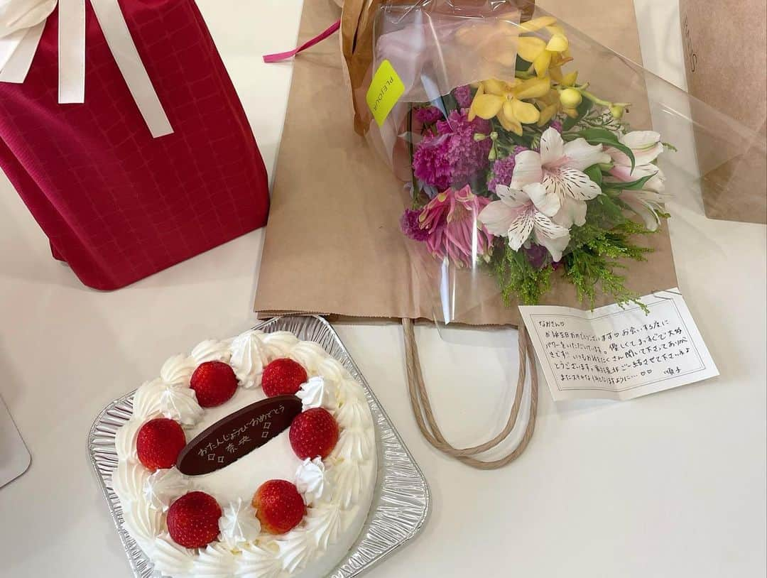 及川奈央さんのインスタグラム写真 - (及川奈央Instagram)「昨日の収録で番組の皆さんから誕生日を祝っていただきました。 毎年本当に嬉しいです。 ありがとうございました！   #サムライTV  #月刊格闘無双  #やべきょうすけ さん  #高阪剛 さん  #ヘアメイク順子さん  #及川奈央」4月24日 11時36分 - naooikawa