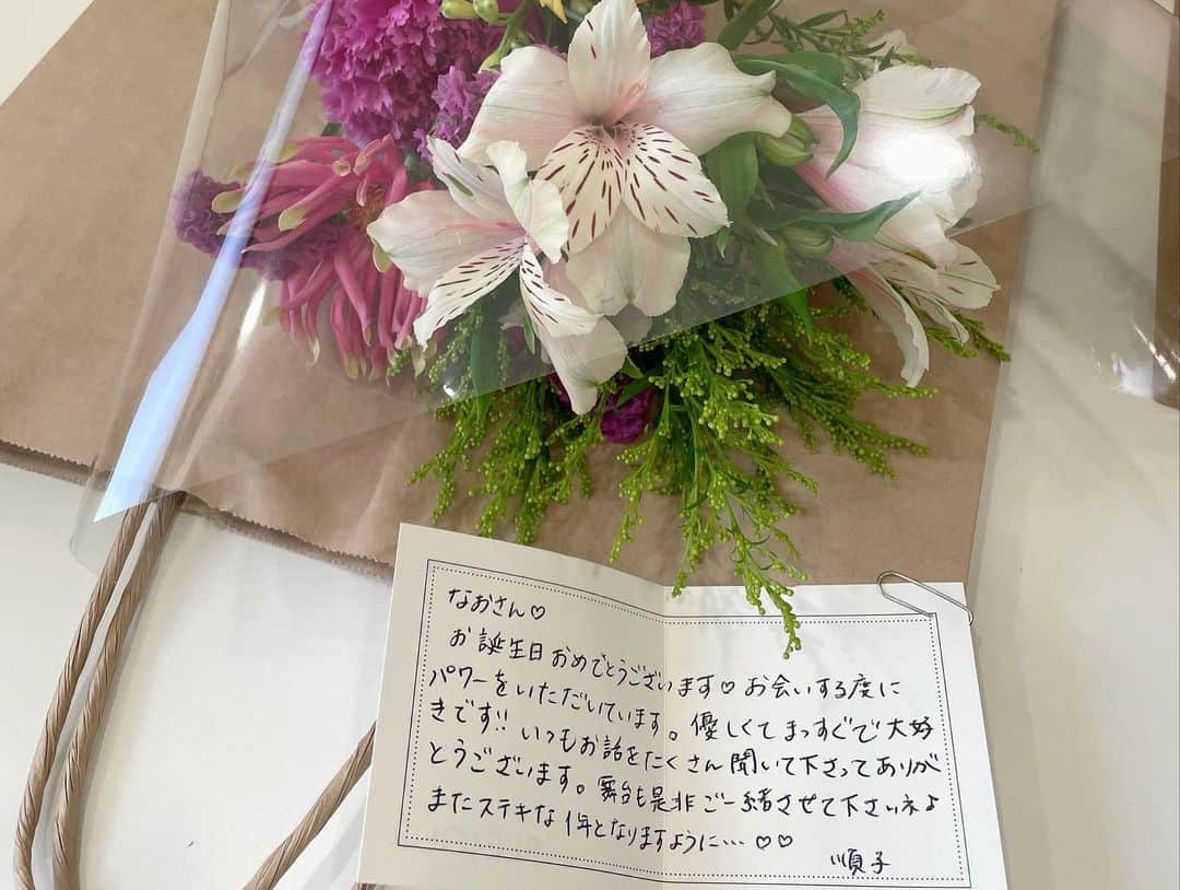 及川奈央さんのインスタグラム写真 - (及川奈央Instagram)「昨日の収録で番組の皆さんから誕生日を祝っていただきました。 毎年本当に嬉しいです。 ありがとうございました！   #サムライTV  #月刊格闘無双  #やべきょうすけ さん  #高阪剛 さん  #ヘアメイク順子さん  #及川奈央」4月24日 11時36分 - naooikawa