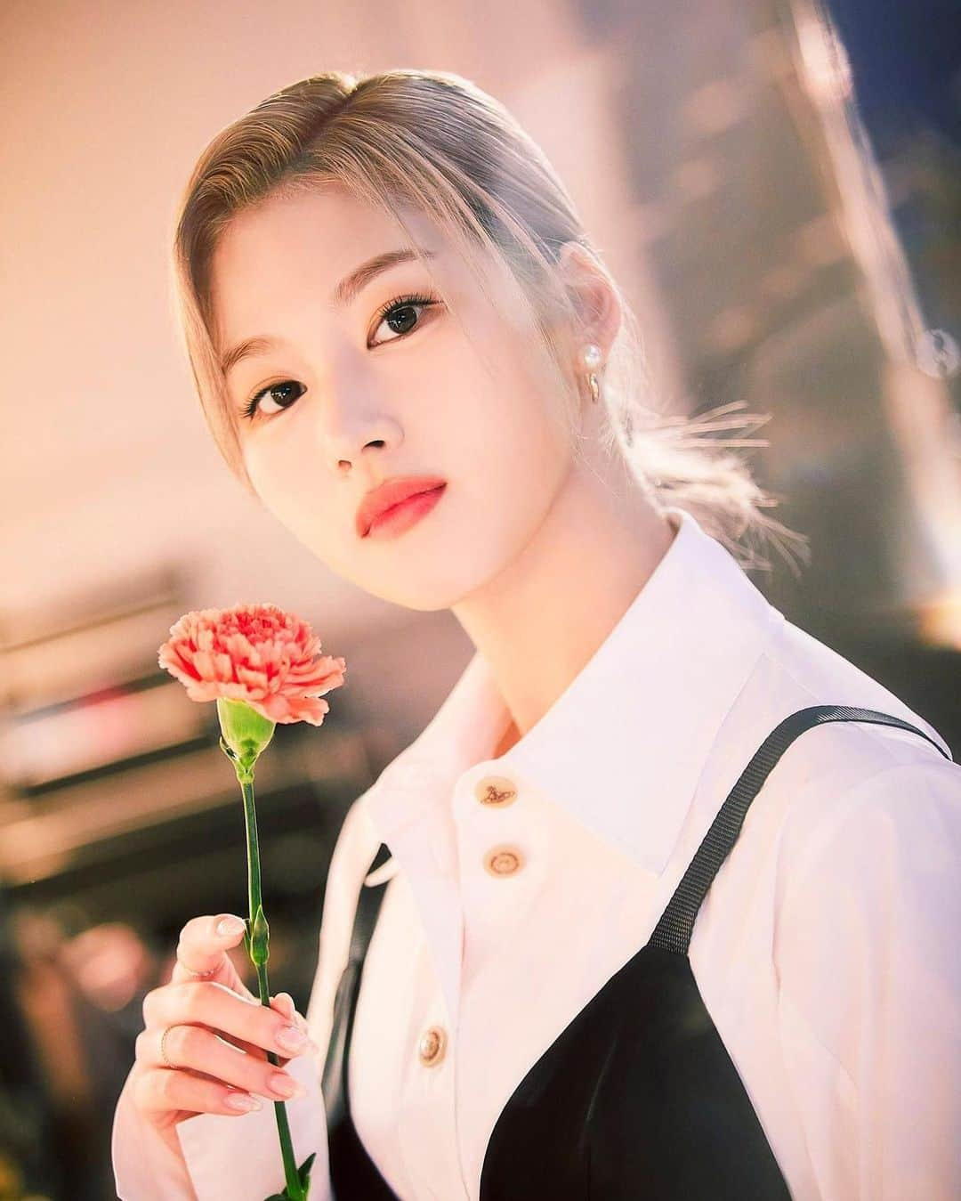 サナのインスタグラム：「any plans for the summer??  ♩ #twice #트와이스 #トゥワイス #sana #sanaminatozaki #minatozakisana #사나 #jyp #kpop」