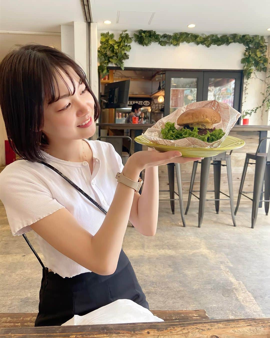 吉澤遥奈のインスタグラム：「すごく美味しかった😋🍔 ・ ・ ・  #เซ็กซี่ #swimsuit #泳装 #nature #food #model #아이돌 #日本的 #泳衣 #asian  #粉我」