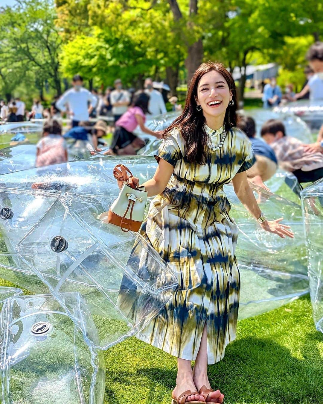 のインスタグラム：「こんにちは💕 . 昨日は東京ミッドタウンの芝生広場で期間限定で行われている @play_earth_park べ遊びに行ってきました🧡 国内の有名建築家の方が参加されて地、水、火、風、空をテーマにいろんな面白い遊具が沢山✨ 子どもたちの中に混じって遊んできたよ😘💕楽しかったー！笑 お子様連れの方はぜひ遊びに行ったら楽しいかも♥️ . dress... @allureville_official  sandals... @hermes  bag... @strathberry  jewelly... @unoaerre_japan  . 遊んだのランチとビールも最高でいい休日になりました💕 また更新します😊 . #playearthpark #roppongi #roppongihills #りなまるコーデ #東京ミッドタウン #公園 #遊具 #子連れ #子連れ旅行 #子育て #子育てグラム #park #遊び場 #アルアバイル #allureville #夏ワンピース #ワンピース #柄ワンピース #シルバーアクセサリー #シルバーアクセ #unoaerre #ウノアエレ #hermes #エルメス #休日の過ごし方 #建築家 #建築 #ミッドタウン #芝生 #公園デート」