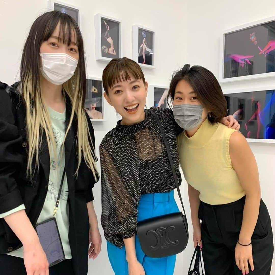 伊藤千晃のインスタグラム：「久々のあつこ❤️ @ibatsuk  ⁡  そして、今の現場マネージャー、しのぶちゃん😉 ⁡ ⁡ 新田さんの個展に一緒にお邪魔しました📸 ⁡ #tops @stylings_official  #bottom  @lecielbleu_official  #bag  @celine  #celinebag」