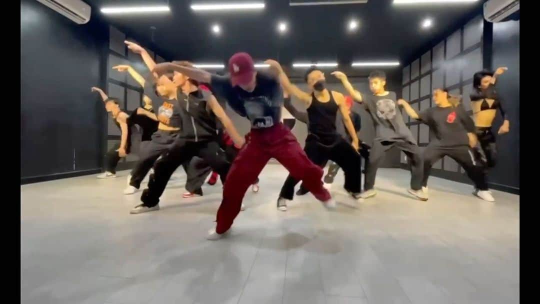 Chi Puのインスタグラム：「Tập luyện với @thenextdoor.training rất là vuiiiii 😜  #streetdancevietnam #chipu」