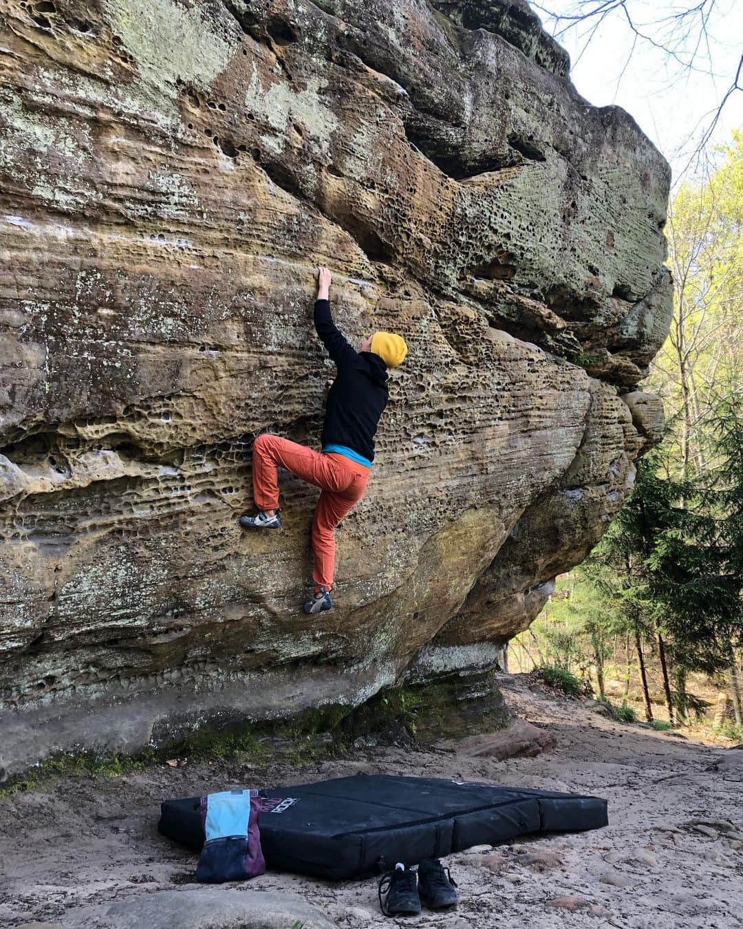 モニカ・レッツィーのインスタグラム：「Little pre check how to climb on rocks with a baby before heading to font ✅ #noplacetoofar #wearemarmot @scarpa_de @marmot_mountain_europe」
