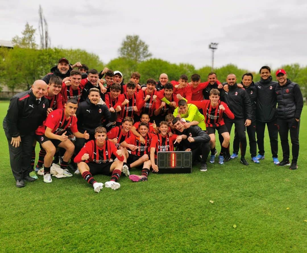 イニャツィオ・アバーテさんのインスタグラム写真 - (イニャツィオ・アバーテInstagram)「❤️🖤 Orgoglioso di voi! #milanyouth @acmilan 💪🏻」4月24日 4時41分 - ignazioabate