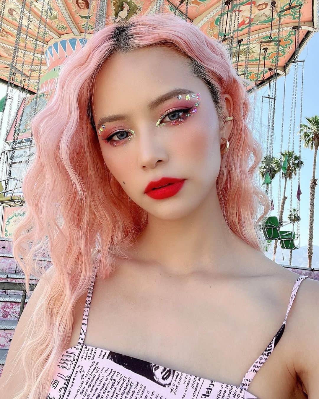 Yukiのインスタグラム：「Considering incorporating festival glitter into my daily makeup routine ✨💕  Glitter by @lemonhead.la #lemondhead #festivalmakeup」