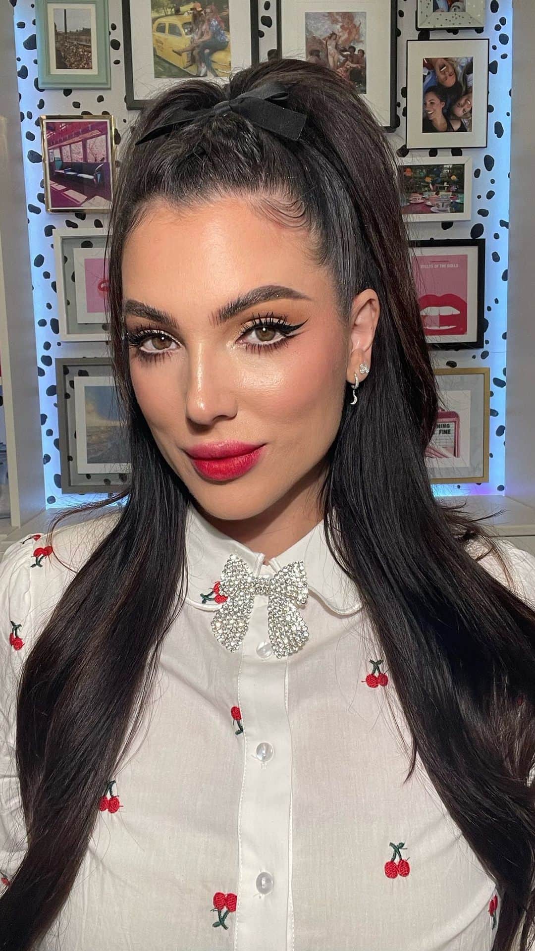 Too Facedのインスタグラム：「BRB saving this video to watch on repeat 📲😍 Executive Global Beauty Director @elysereneau has your next go to look! She wears the shades Nude Beach and Shell Yeah from our NEW Sunset Stripped Palette!! ✨☀️ #regram #toofaced #tfcrueltyfree #tfbornthisway」