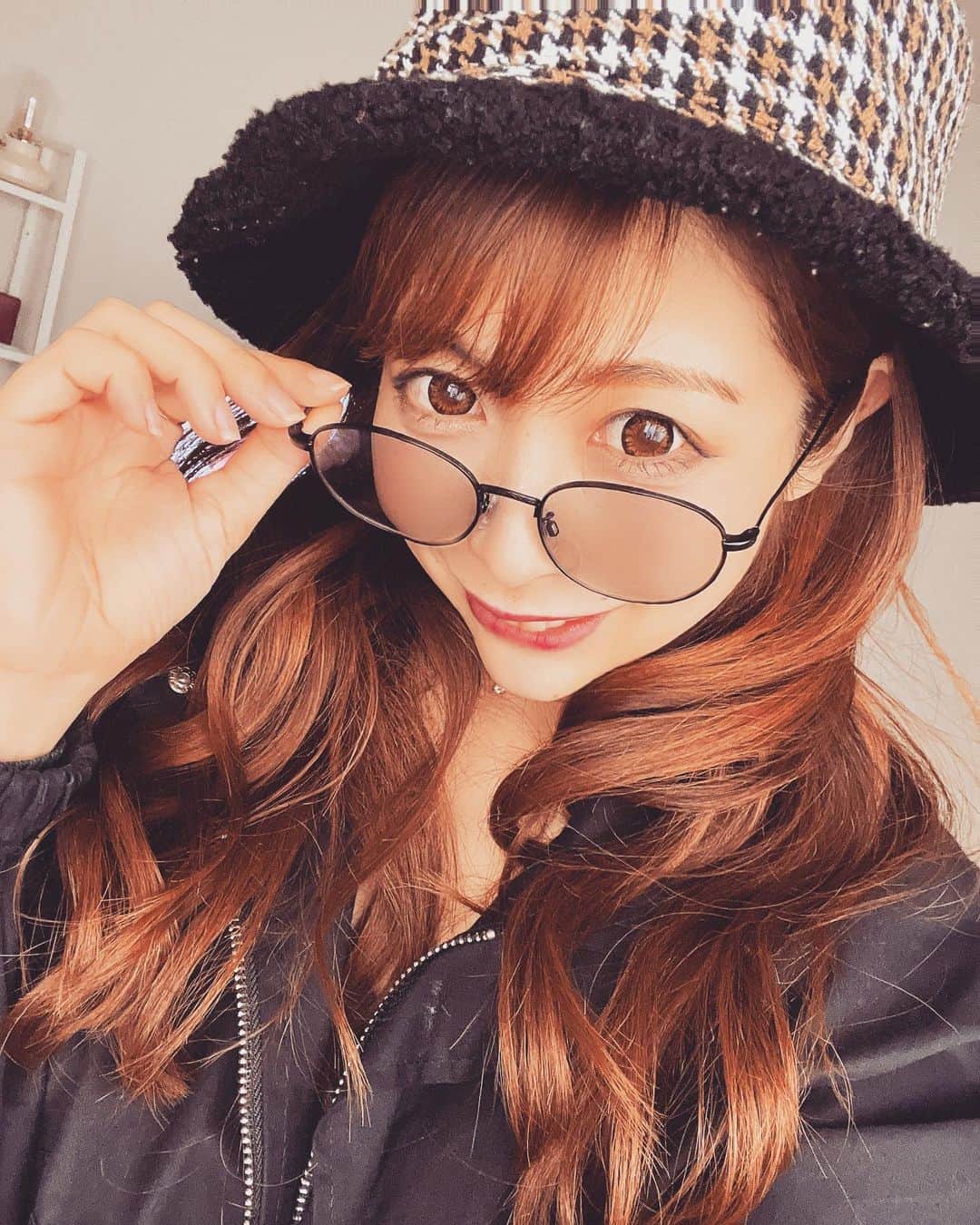 みのりのインスタグラム：「. . 最近このサングラスかける😎❤️ 眼鏡女子はお好き？💓 . . #サングラス　#眼鏡女子」