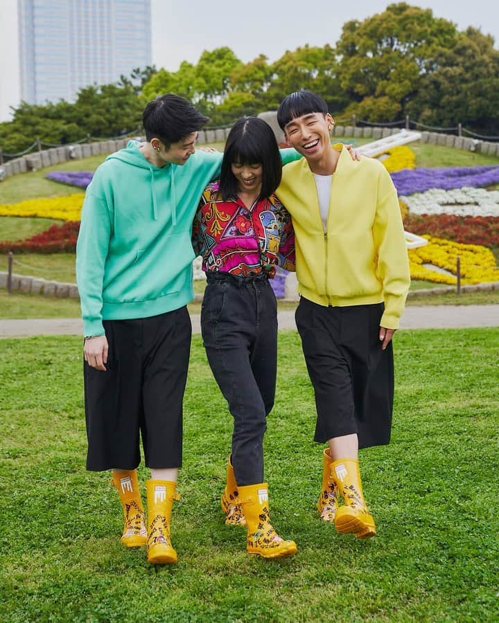 ハンターブーツのインスタグラム：「For our Japan #Pride edition of #TwoFeetIn, artist @itsmasu wears her calligraphed Original Boots with @taiki_jp and @noah_bbb.   She says of #Pride and her work, "As more people from the LGBTQIA+ community stand up for their rights and excel in different fields, I hope more people will be encouraged by them. I hope to be part of that as well."」